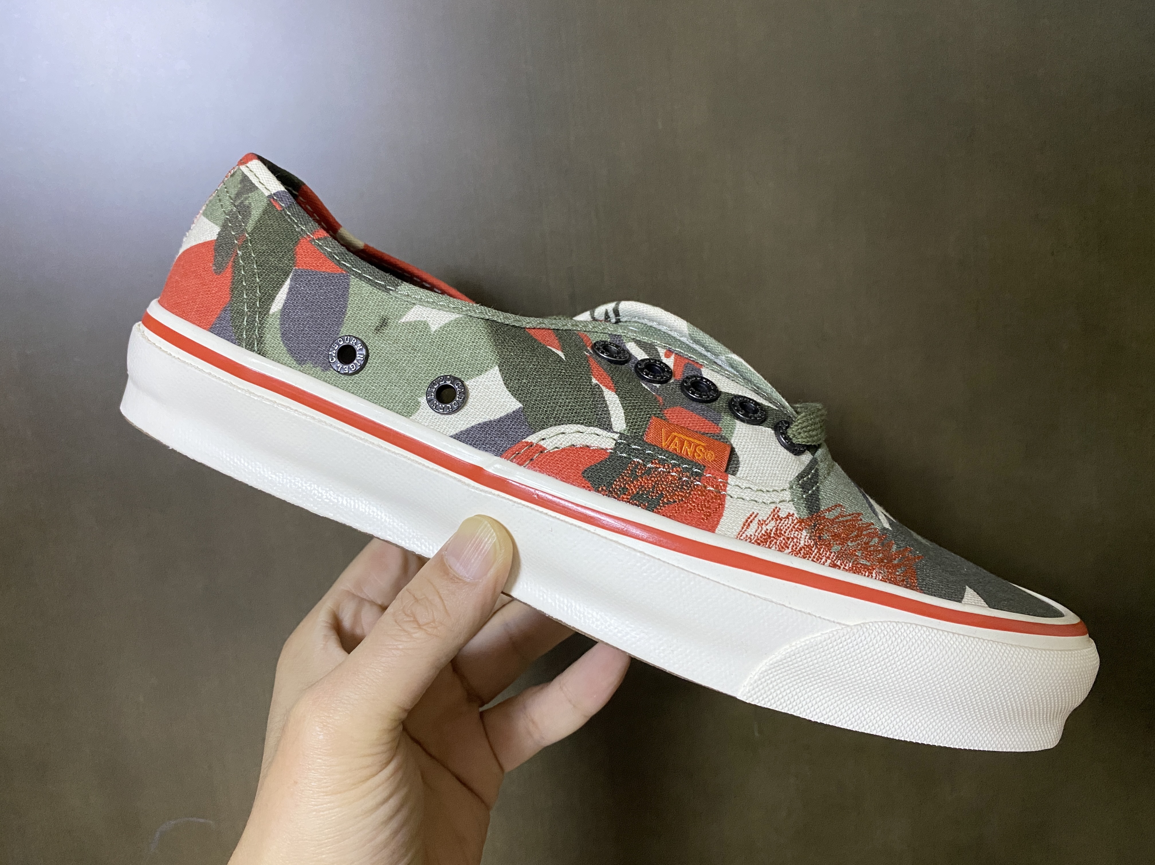 Vans Vault x Nigel Cabourn OG Authentic LX Army Green Camo 착용 스타일 - 1