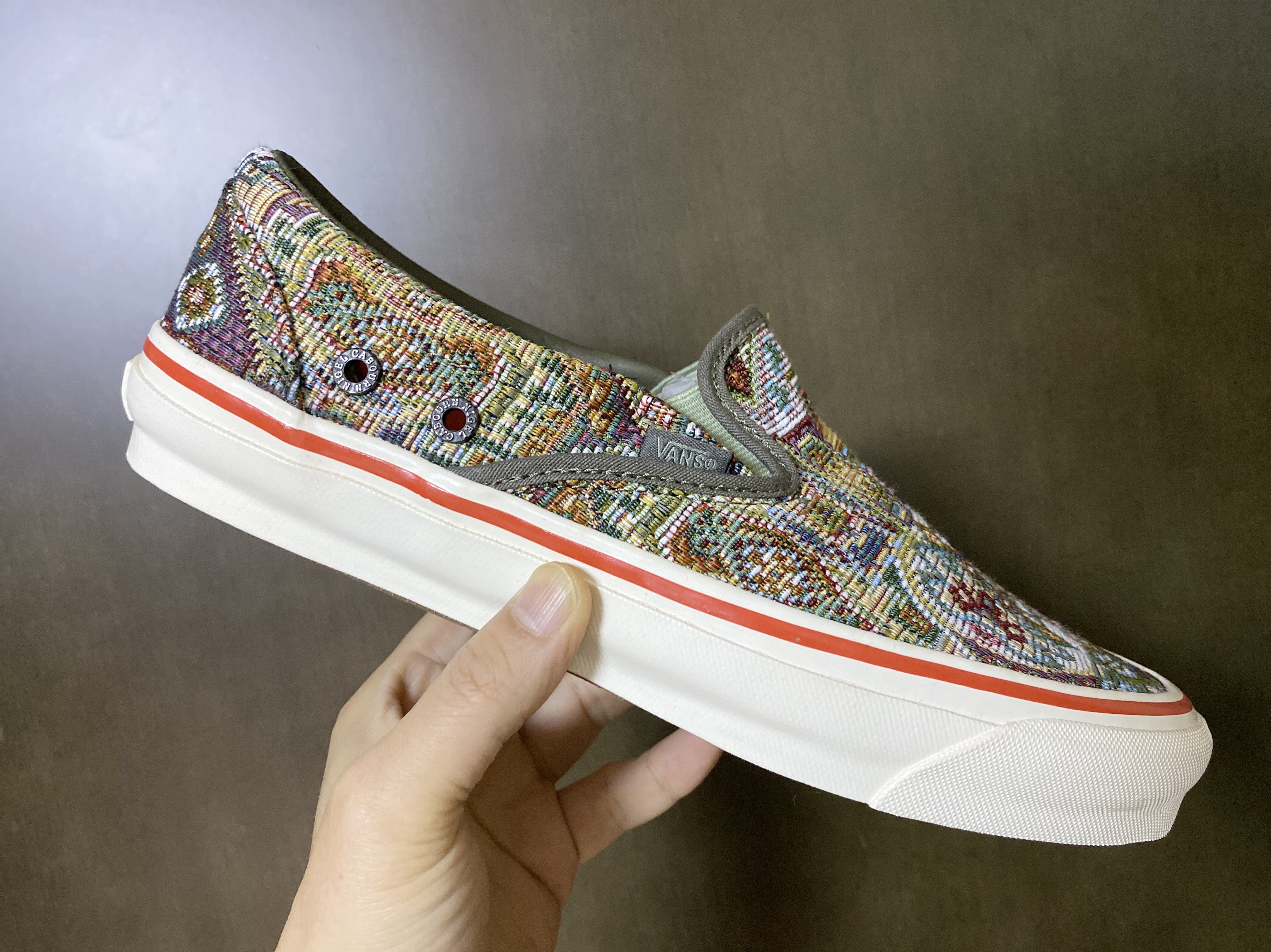 Vans Vault x Nigel Cabourn OG Classic Slip-On LX Carpet Green Mix 착용 스타일 - 1
