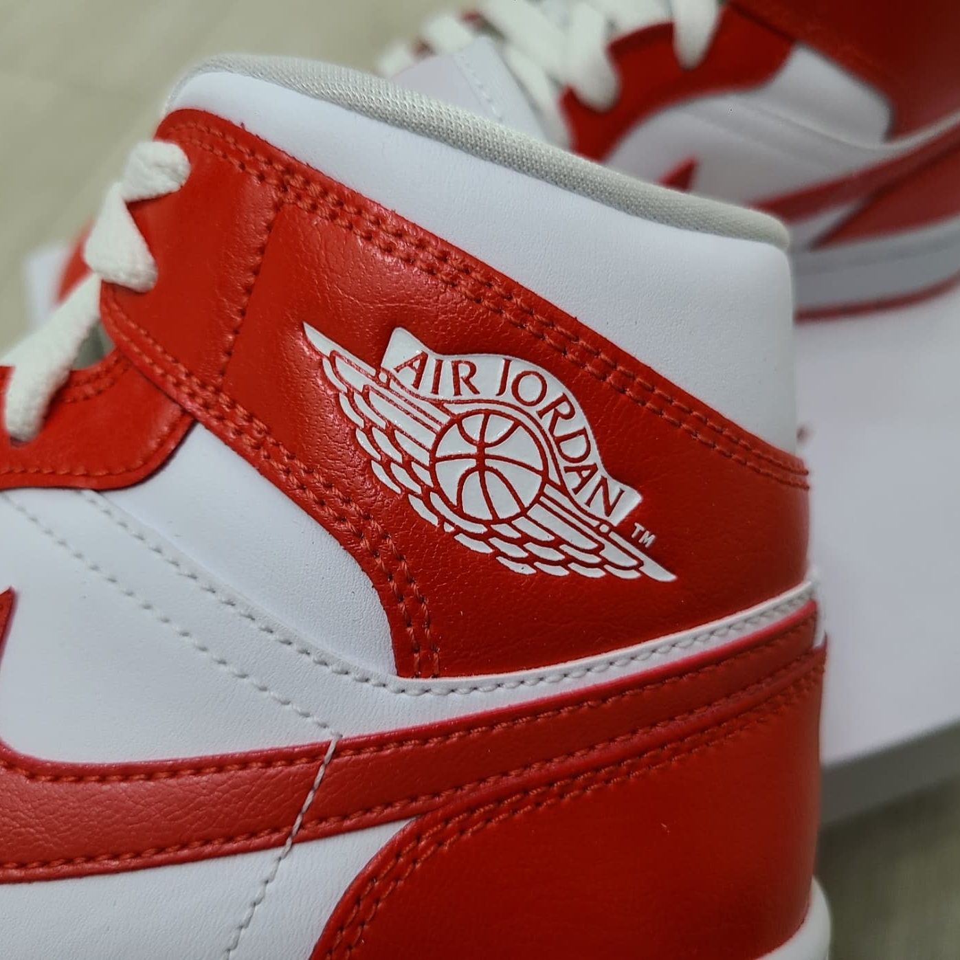 (W) Jordan 1 Mid Habanero Red 착용 스타일 - 3