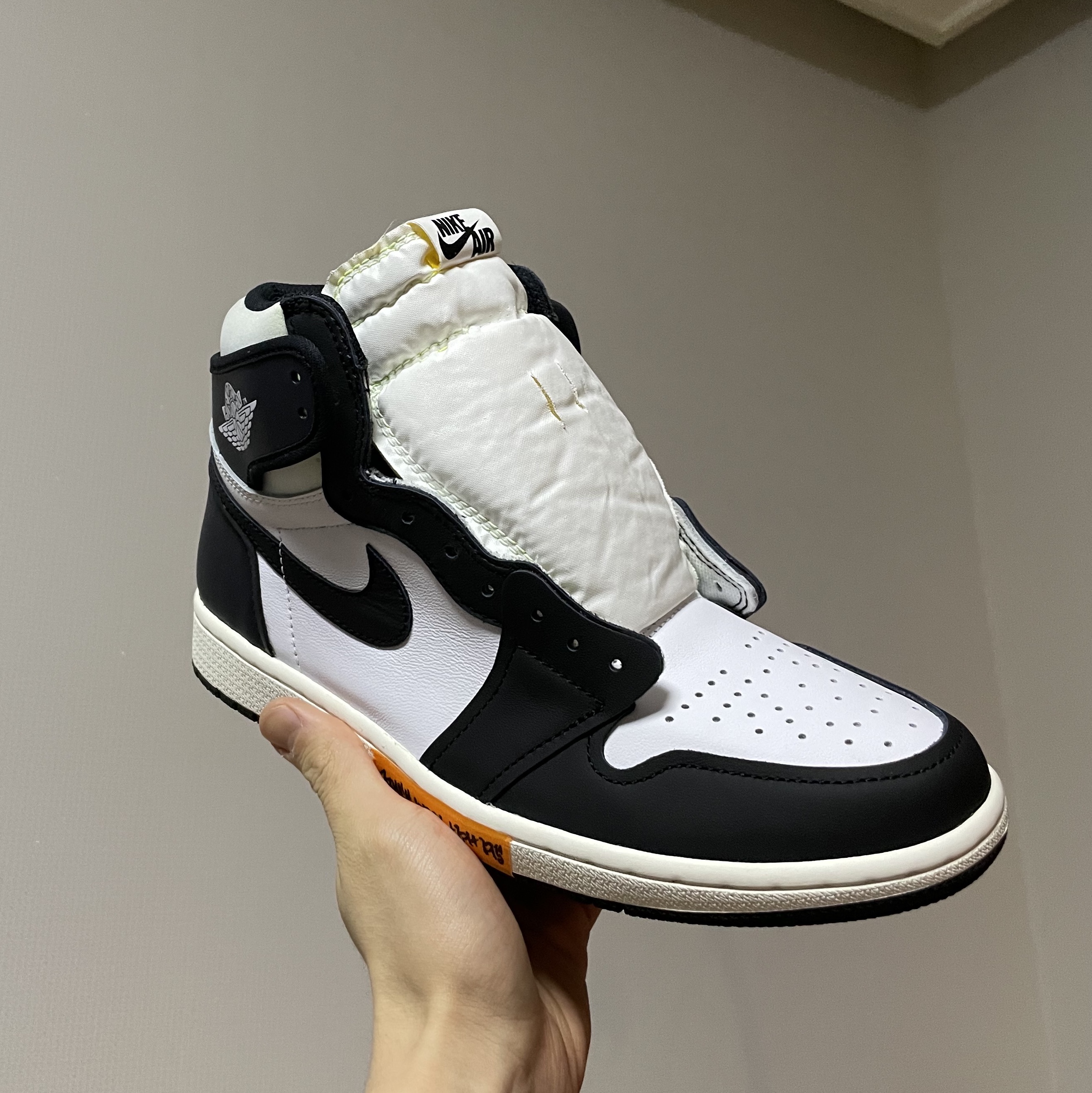 Jordan 1 Retro High OG Light Fusion Red, Jordan 1 Retro High OG Volt Gold 착용 스타일 - 5