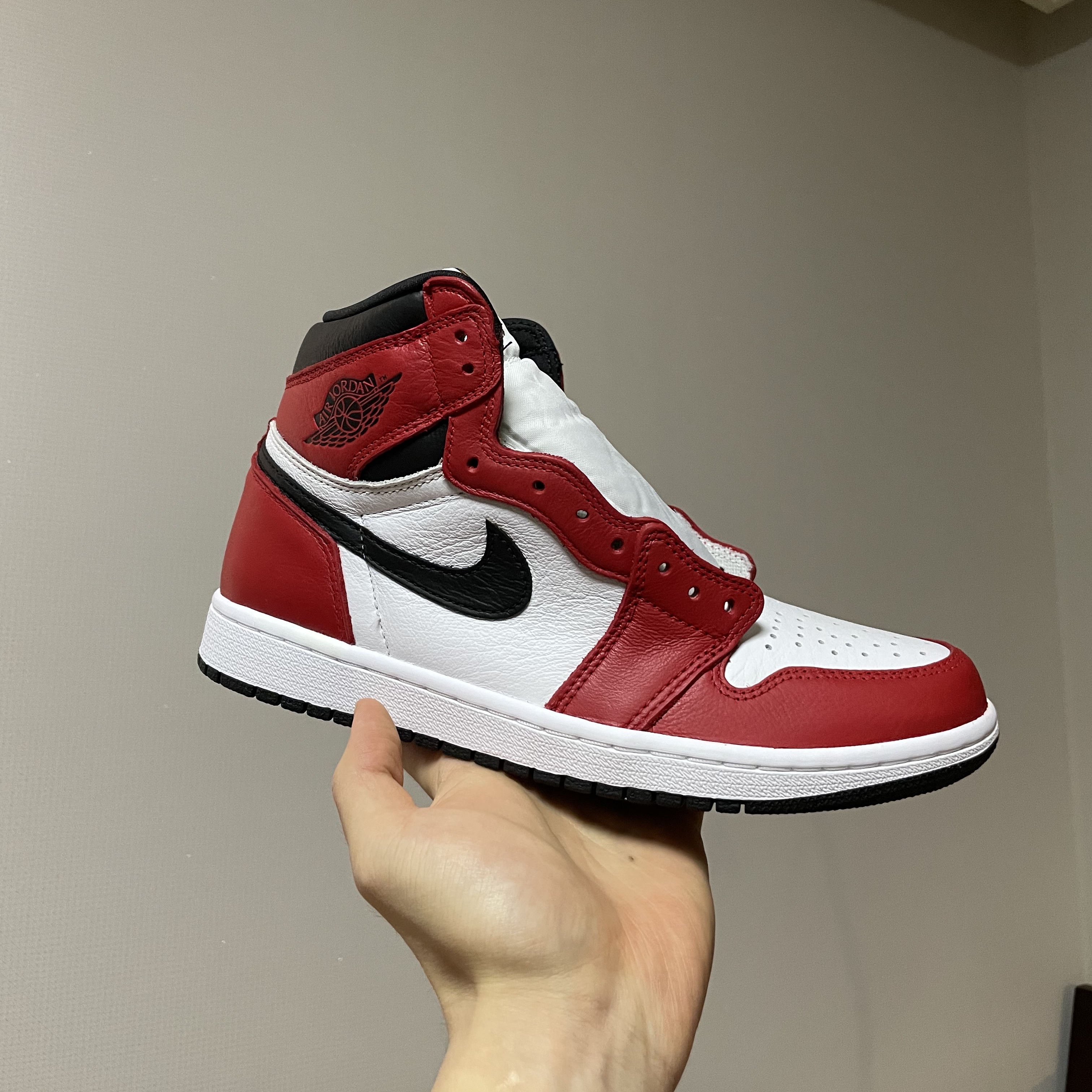 Jordan 1 Retro High OG Light Fusion Red, Jordan 1 Retro High OG Volt Gold 착용 스타일 - 1