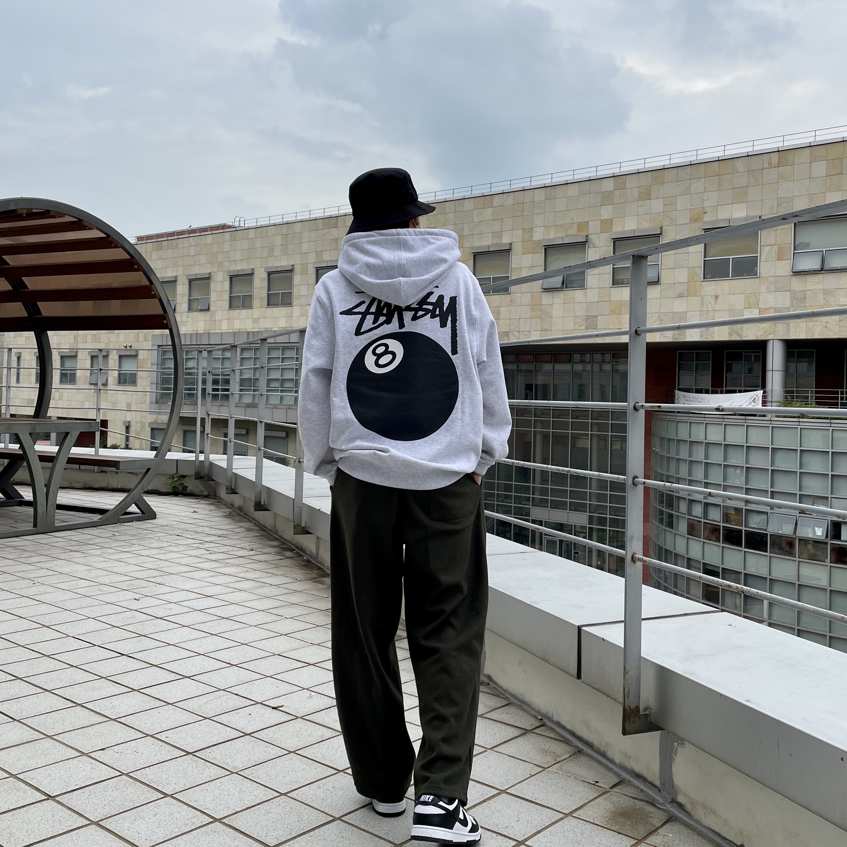 Stussy 8 Ball Hoodie Ash Heather - 21FW, Nike Dunk Low Retro Black 착용 스타일 - 2