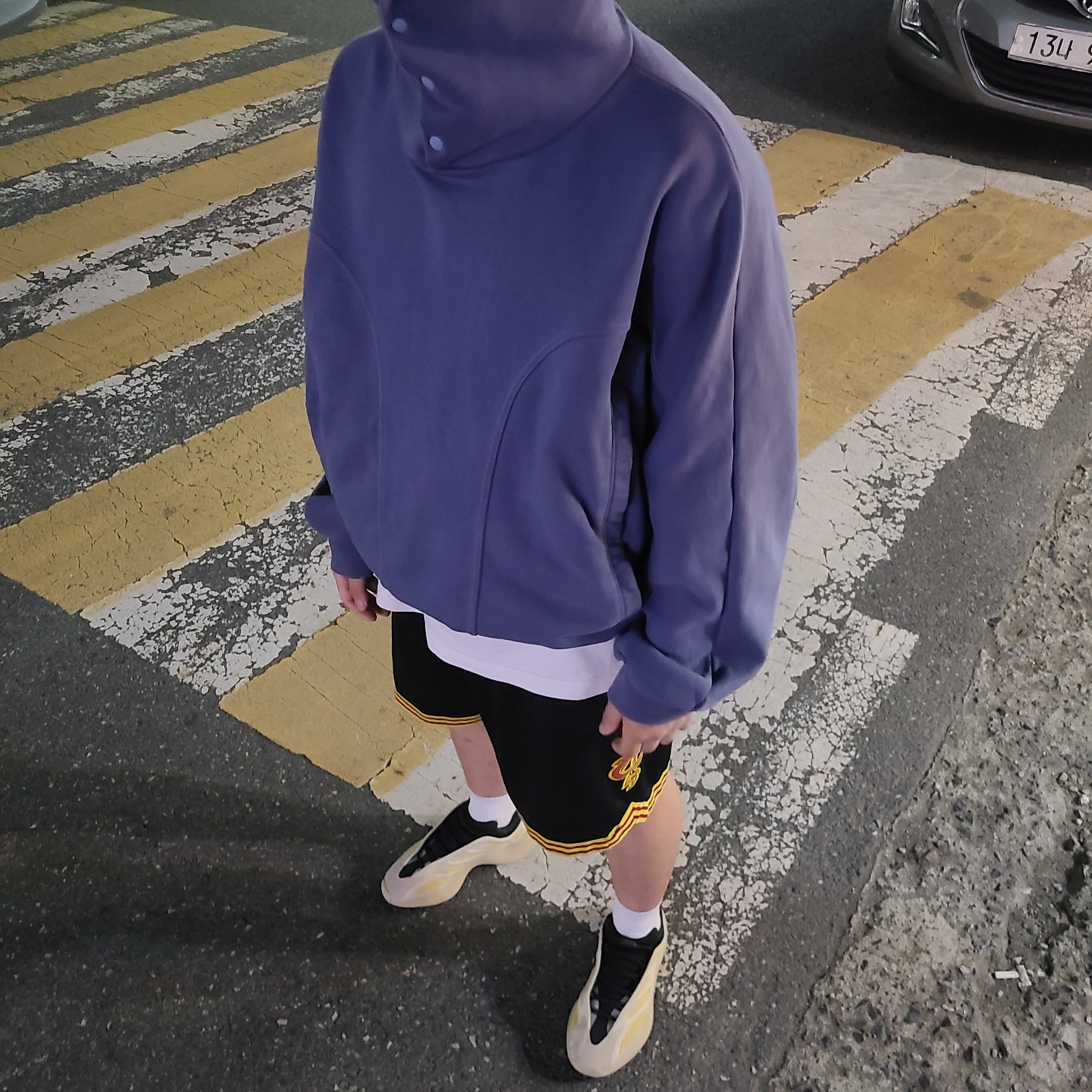 Adidas Yeezy 700 V3 Safflower 착용 스타일 - 2