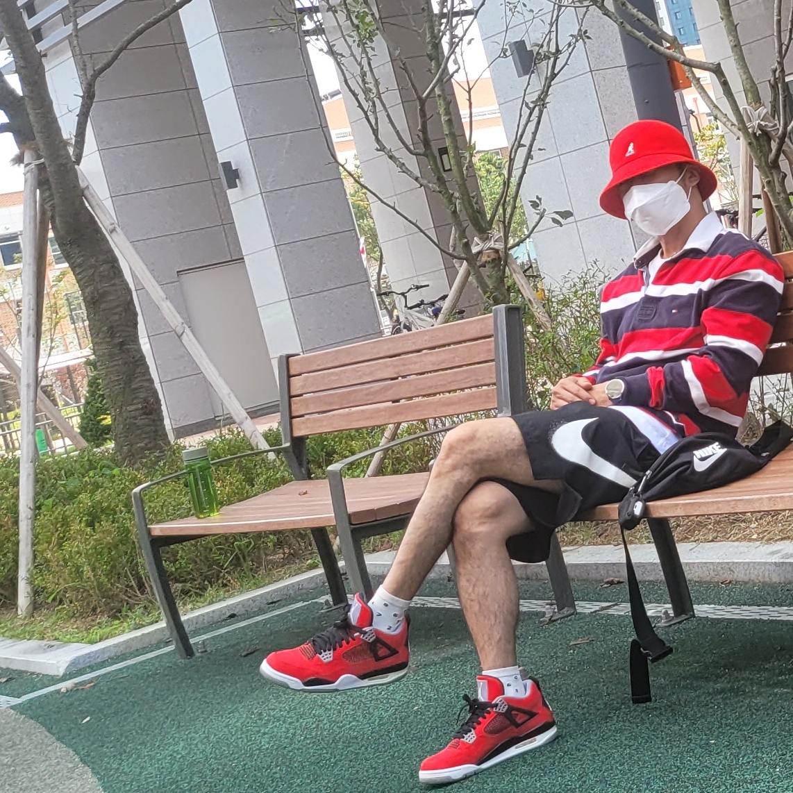 Jordan 4 Retro Toro Bravo 착용 스타일