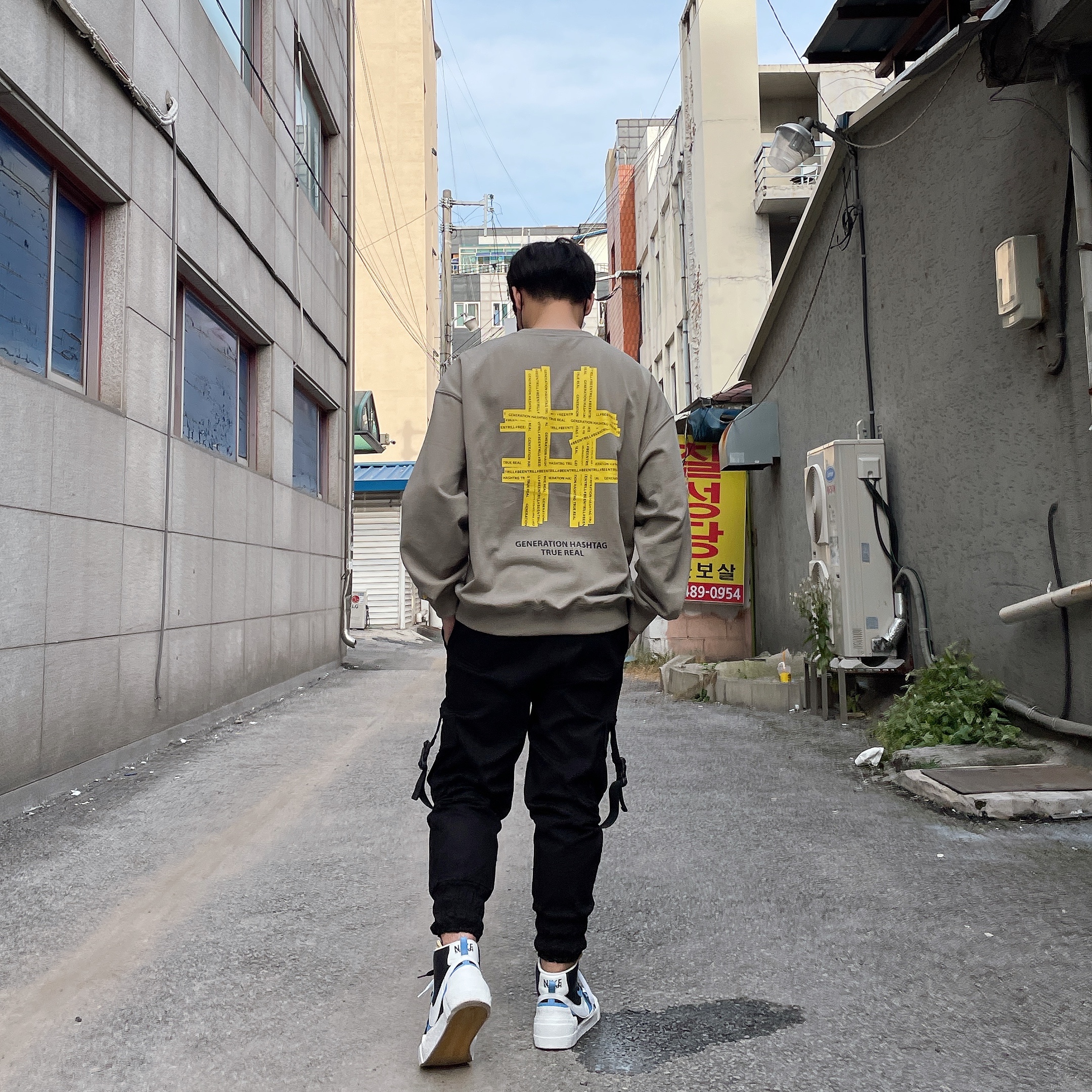 Nike x Sacai Blazer Mid White Black Legend Blue 착용 스타일 - 1