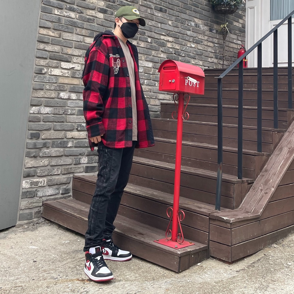 Jordan 1 Mid Gym Red Black White, Essentials T-Shirt Taupe - 21SS 착용 스타일 - 2