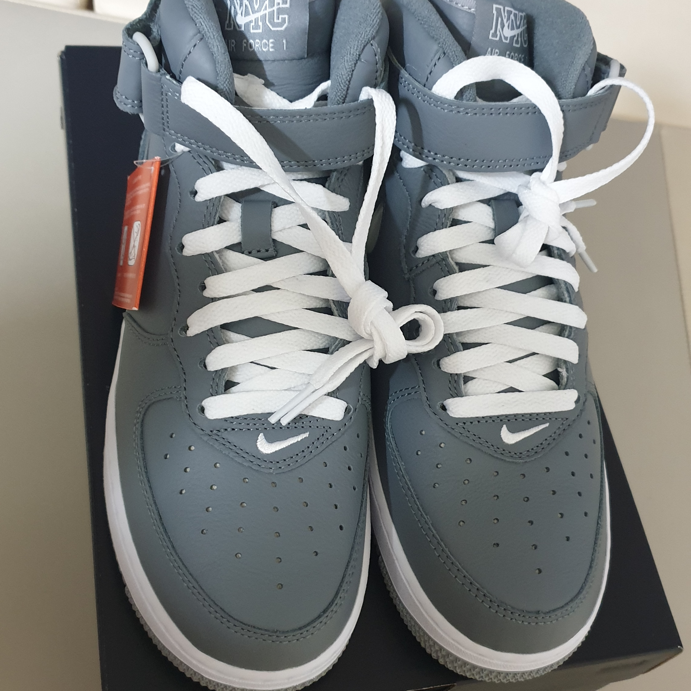Nike Air Force 1 Mid QS NYC Cool Grey 착용 스타일 - 3