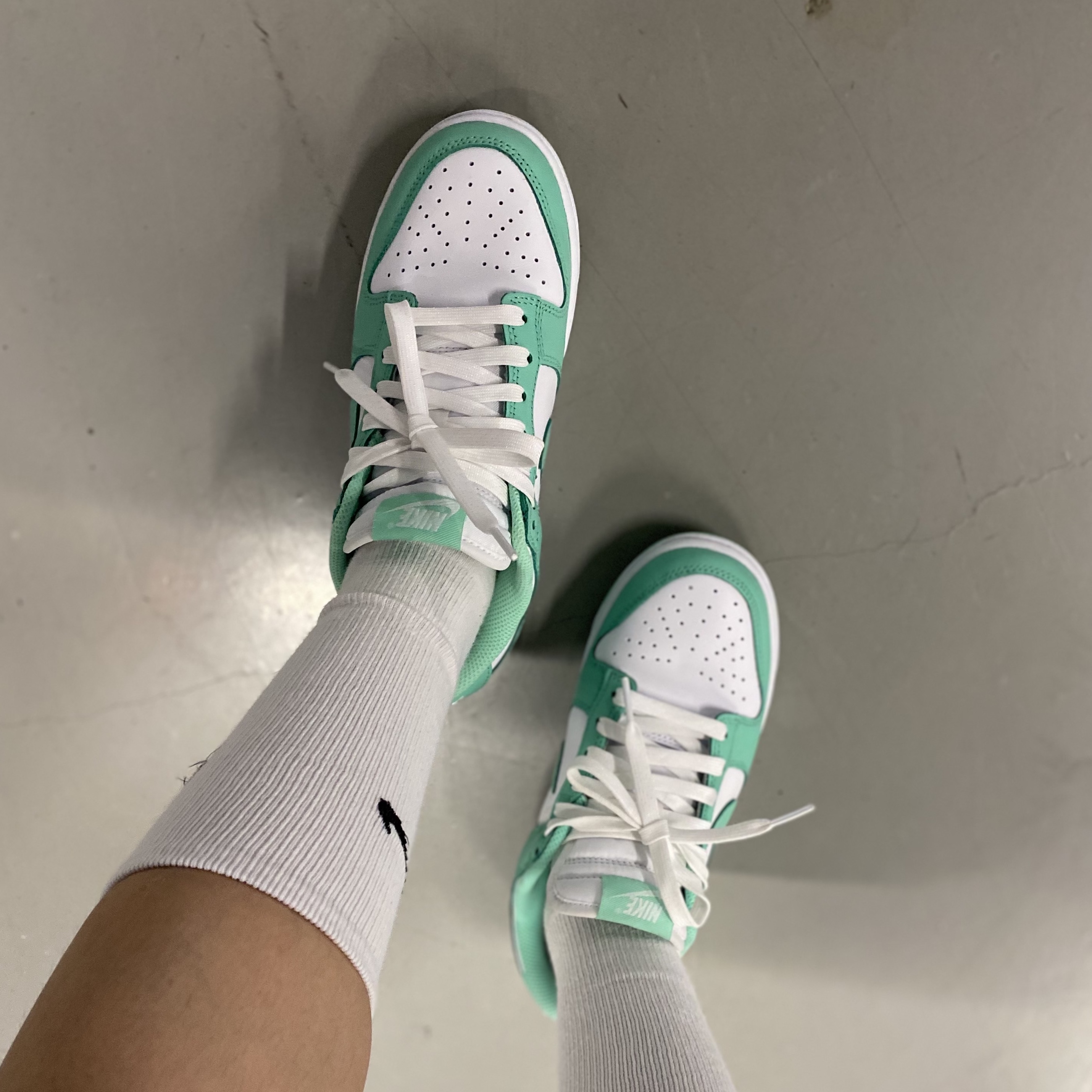 (W) Nike Dunk Low Green Glow 착용 스타일 - 2