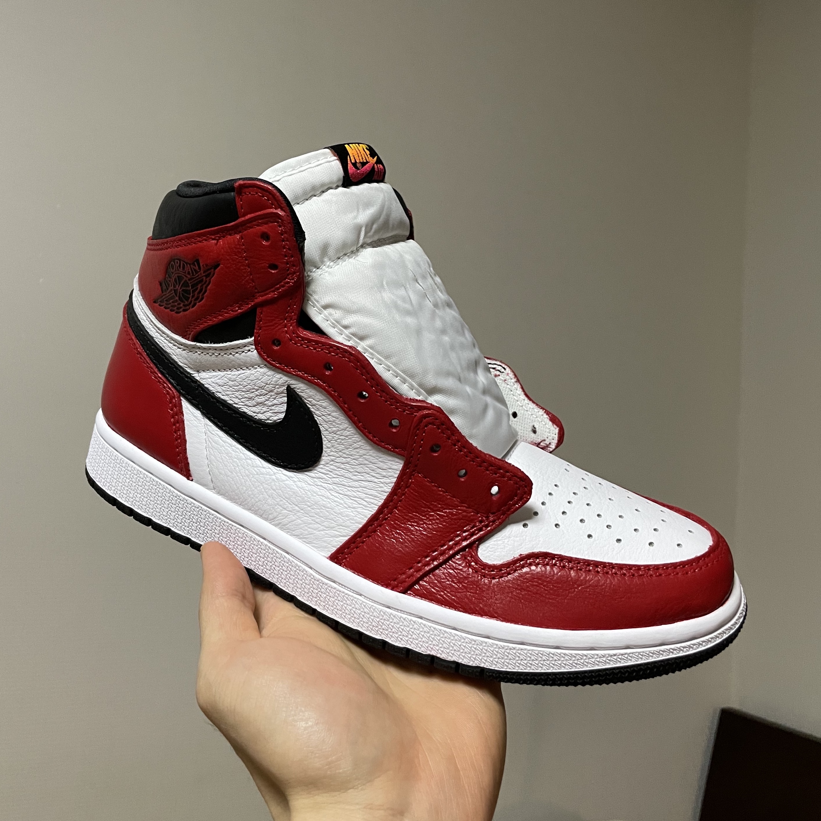 Jordan 1 Retro High OG Light Fusion Red, Jordan 1 Retro High OG Volt Gold 착용 스타일 - 4