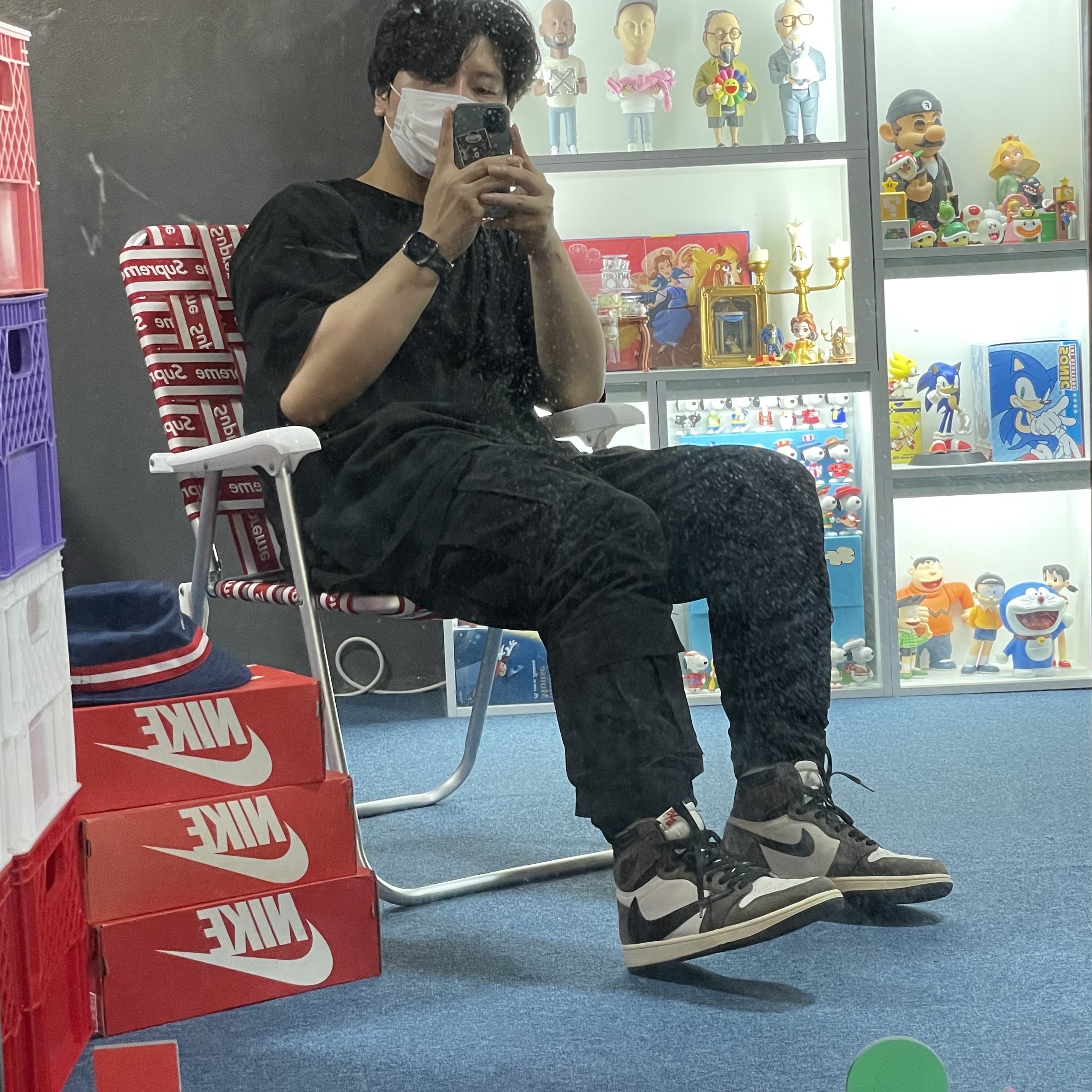 Jordan 1 x Travis Scott Retro High OG SP Mocha, Jordan x Paris Saint-Germain Graphic Bucket Hat Midnight Navy 착용 스타일