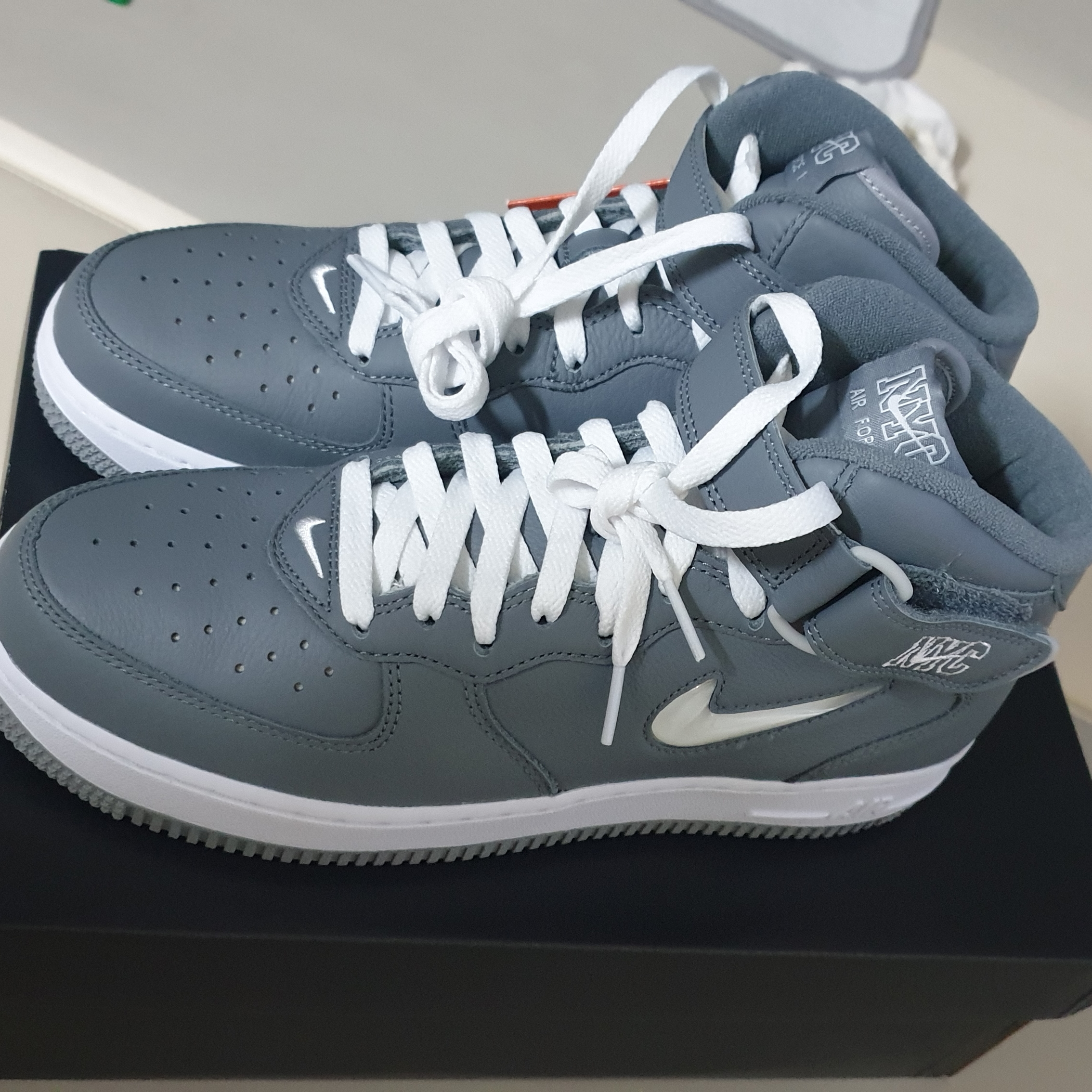 Nike Air Force 1 Mid QS NYC Cool Grey 착용 스타일 - 2