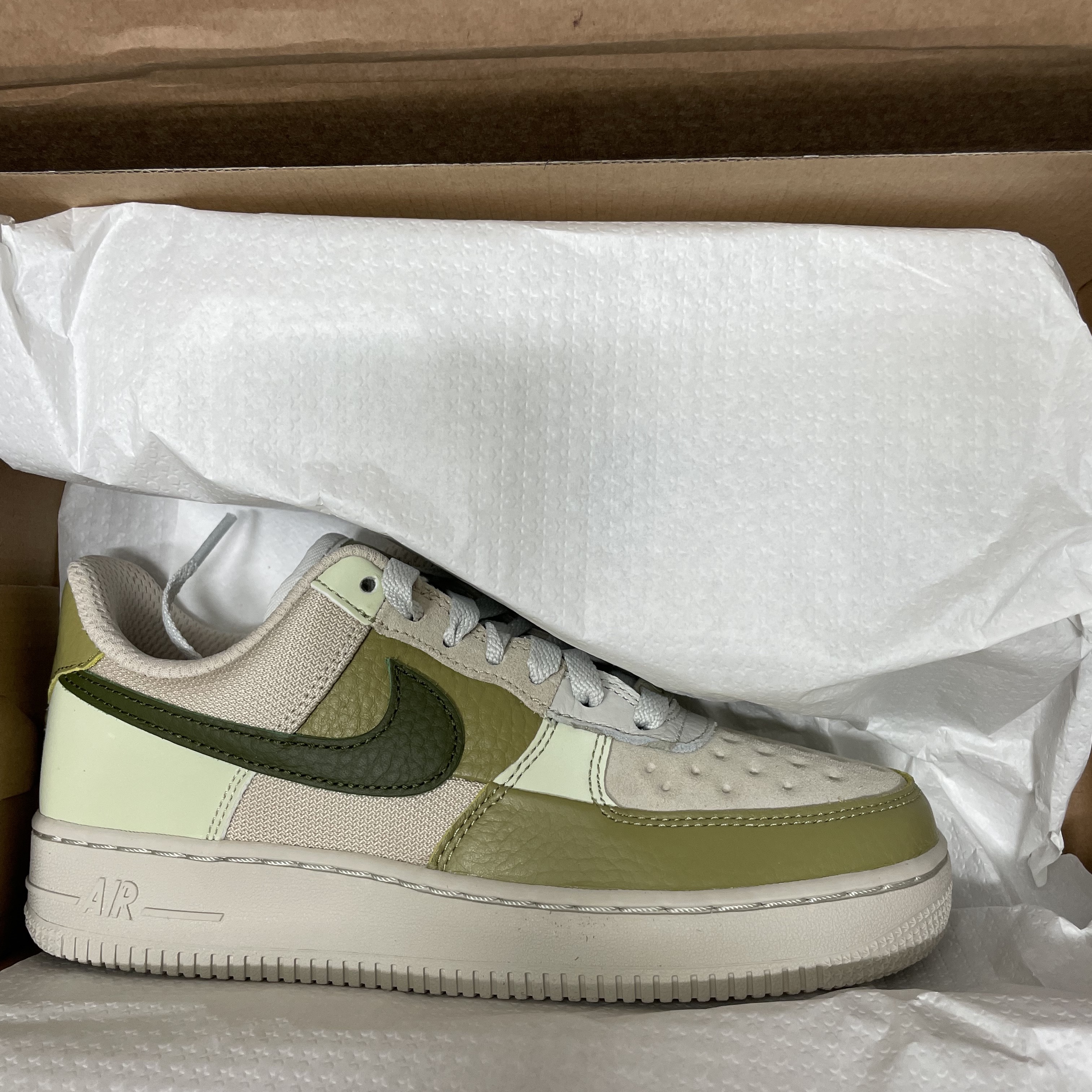 (W) Nike Air Force 1 Low Rough Green 착용 스타일 - 1