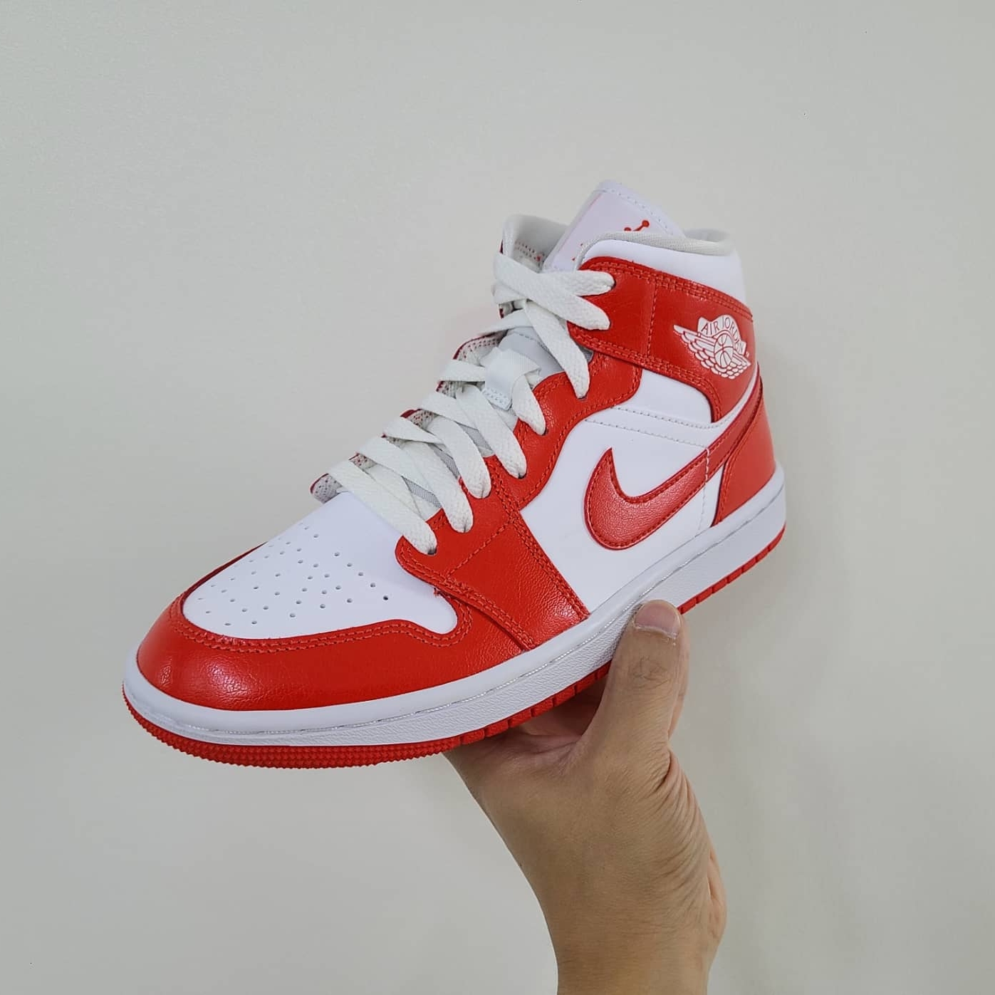(W) Jordan 1 Mid Habanero Red 착용 스타일 - 1