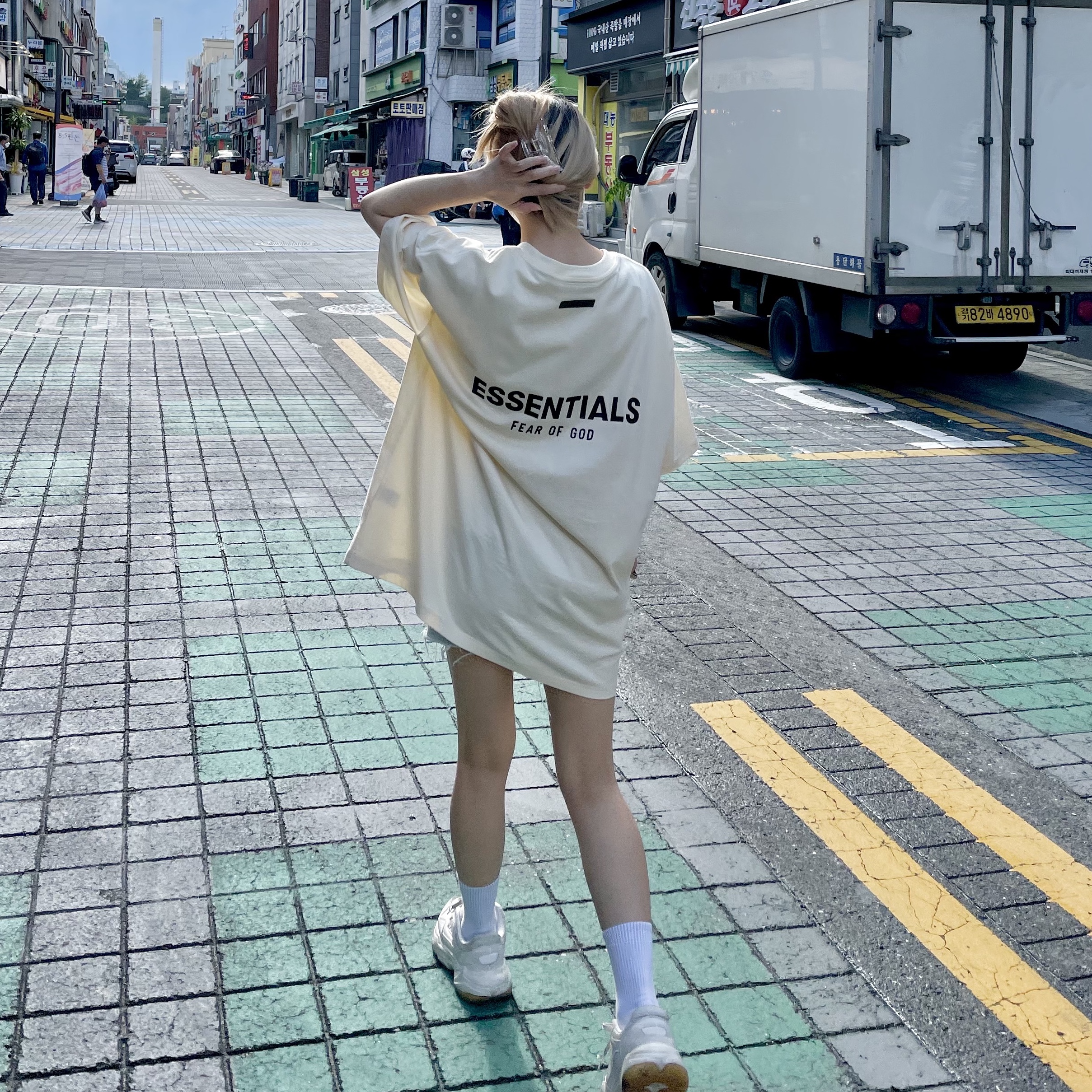 Essentials T-Shirt Cream - 21SS 착용 스타일 - 2