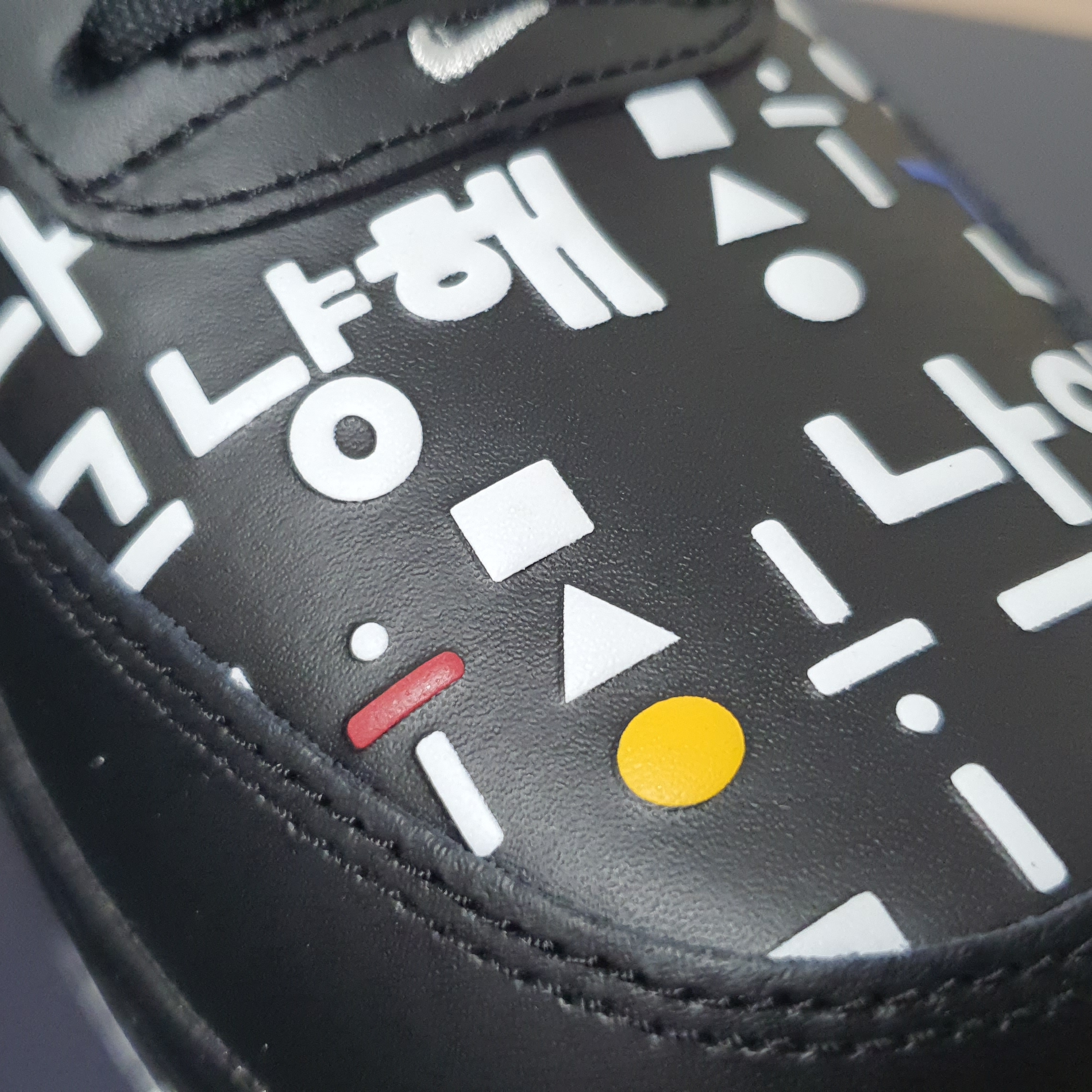 Nike Air Force 1 '07 LV8 Hangul Day 착용 스타일 - 1