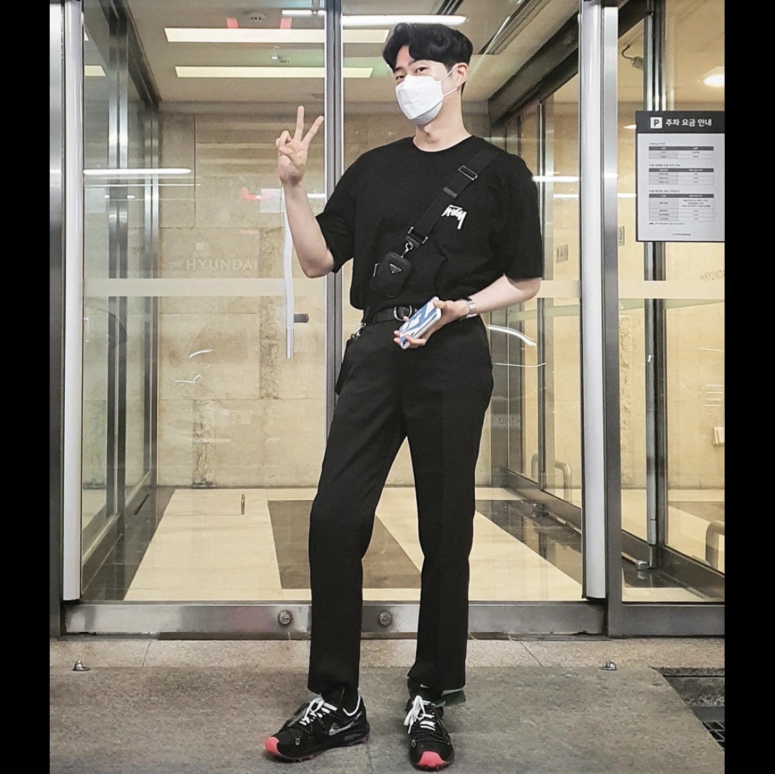 (W) Nike x Off-White Zoom Terra Kiger 5 Black, Stussy Reflection T-Shirt Black 착용 스타일 - 3