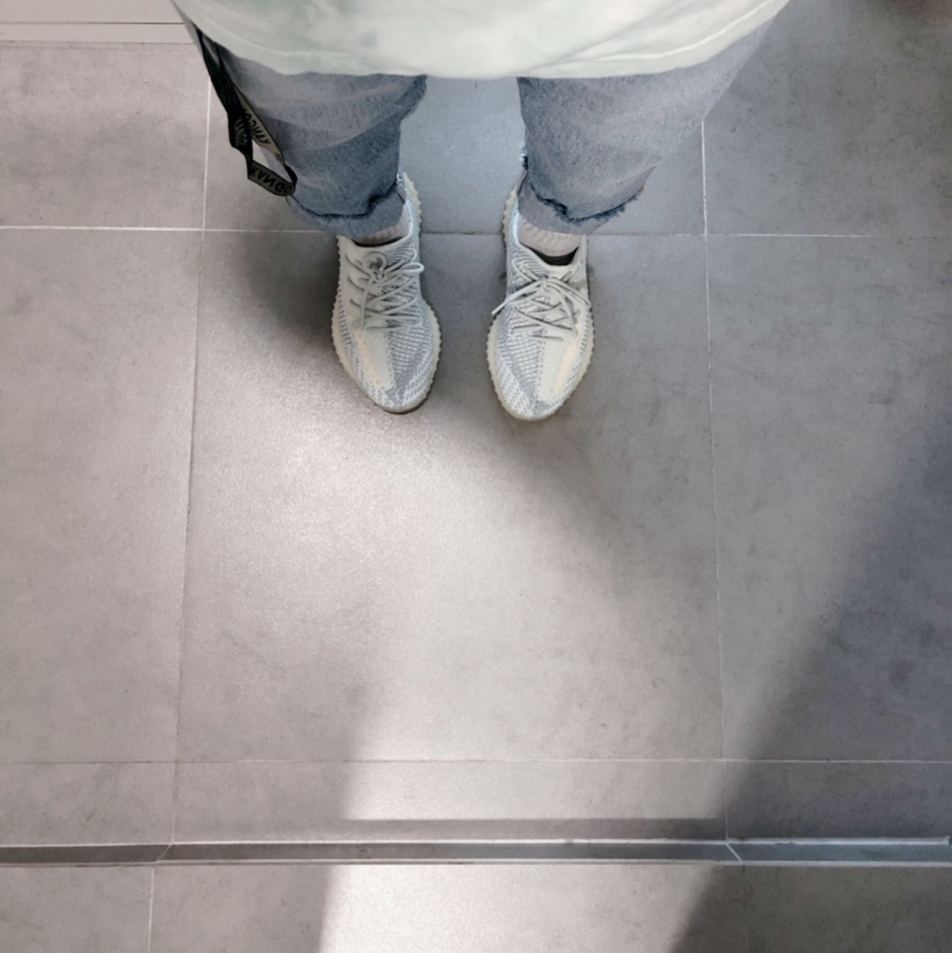 Adidas Yeezy Boost 350 V2 Cloud White - Non-Reflective 착용 스타일 - 3