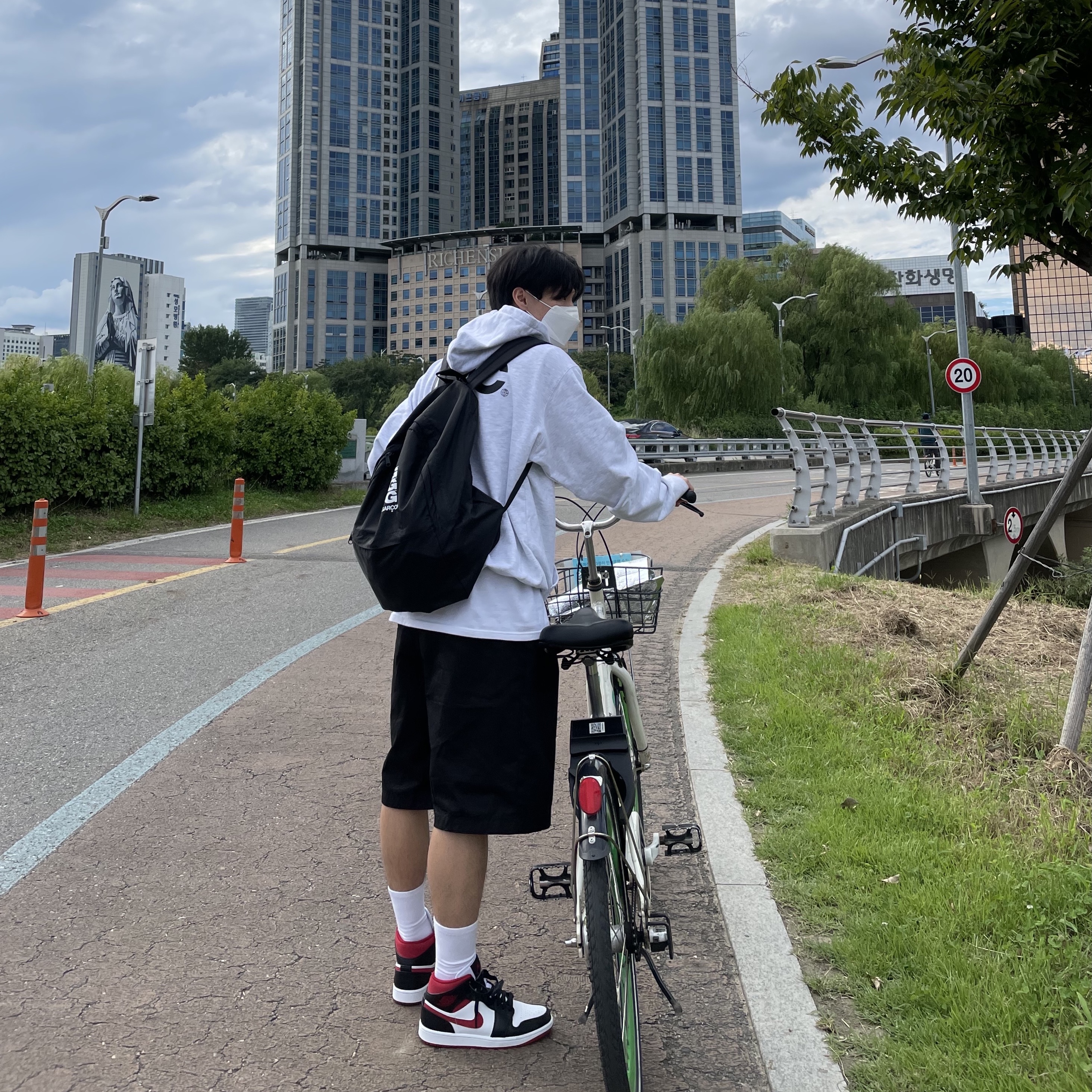 Stussy Basic Stussy T-Shirt White 2021, Jordan 1 Mid Gym Red Black White 착용 스타일