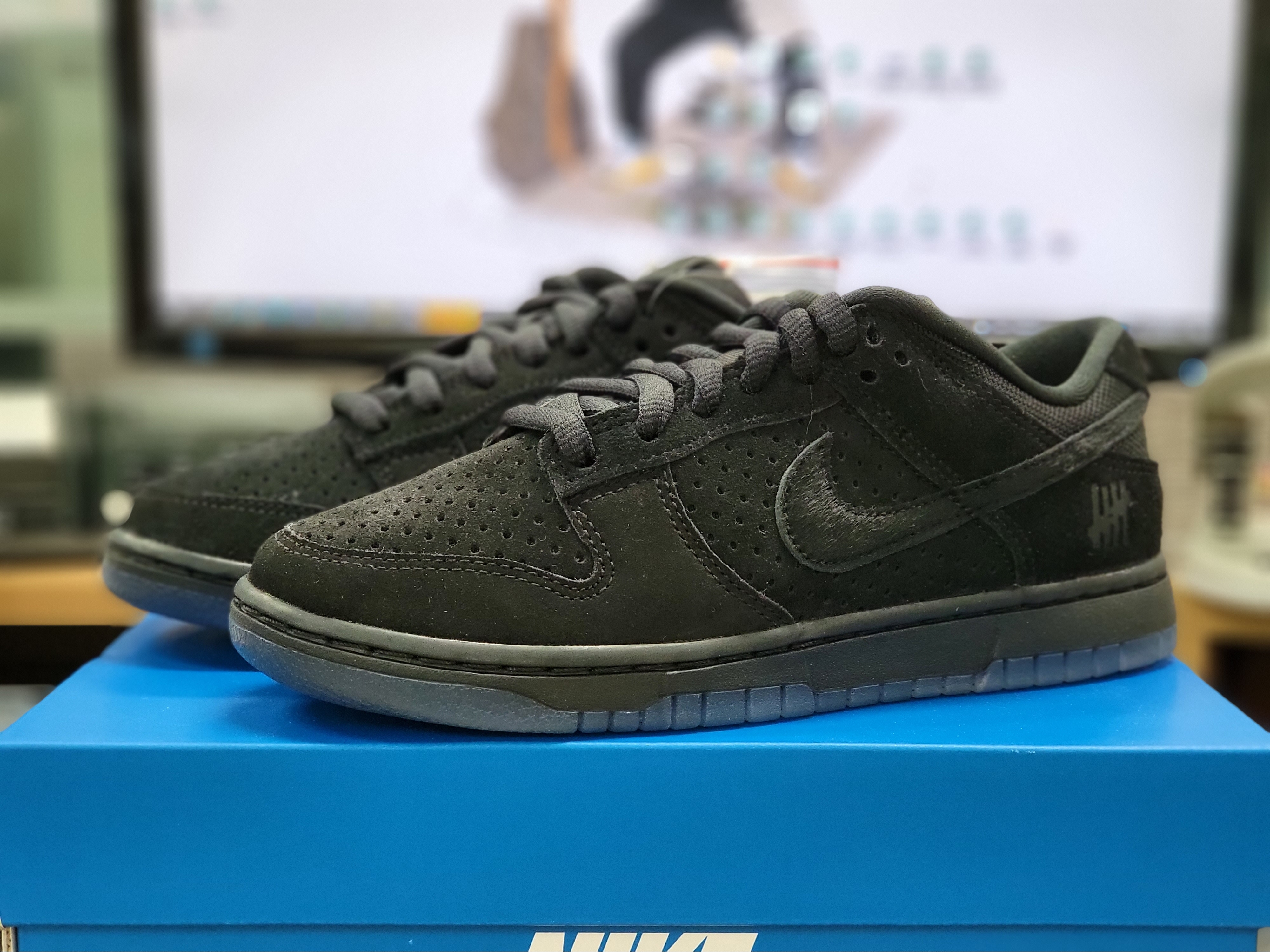 Nike x Undefeated Dunk Low SP 5 On It Black 착용 스타일