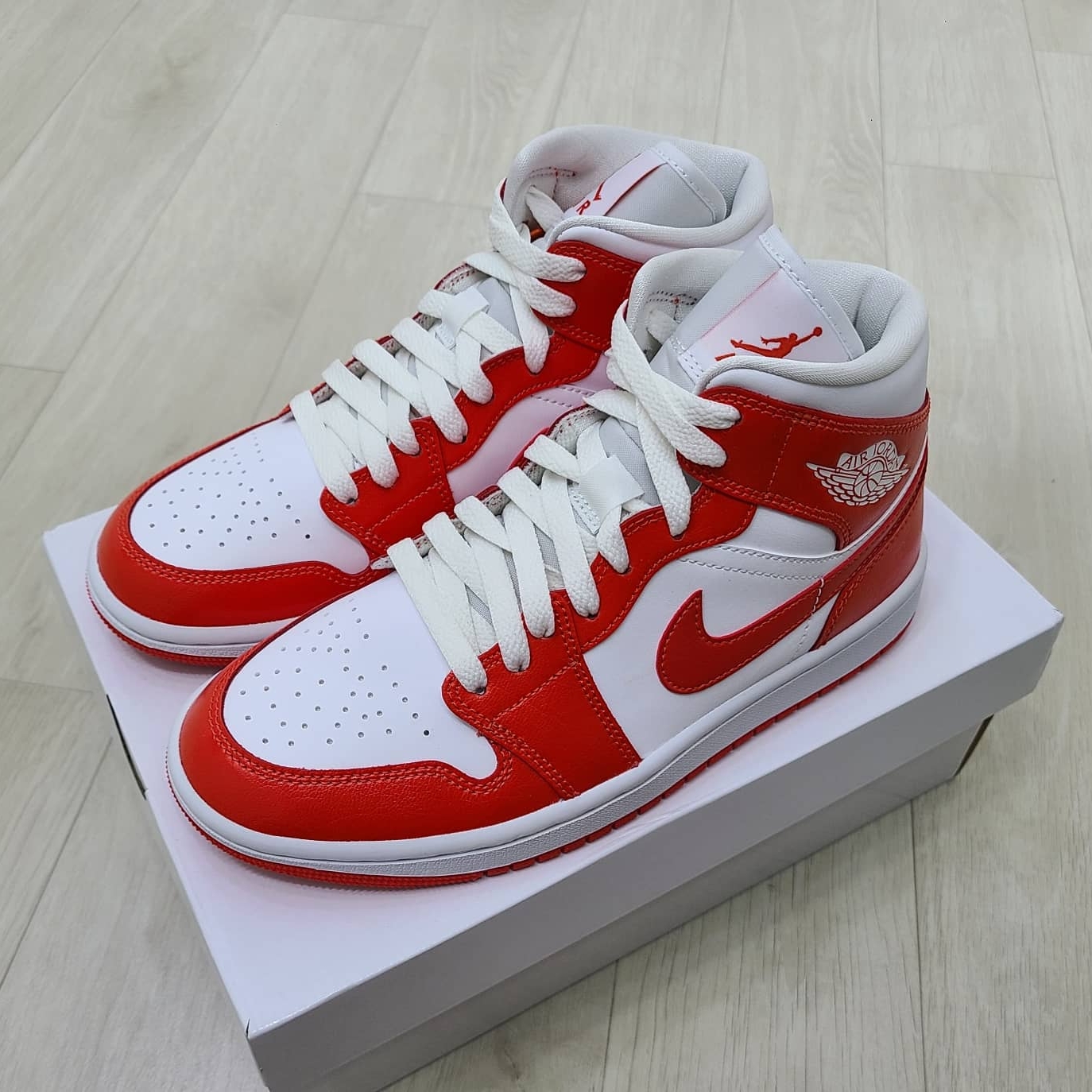 (W) Jordan 1 Mid Habanero Red 착용 스타일 - 2