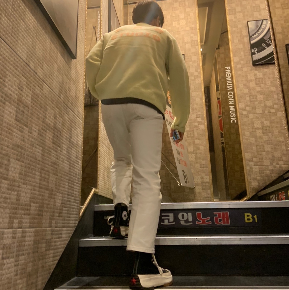 IAB Studio x Obey Archer Cardigan Yellow, Converse x JW Anderson Run Star Hike Hi Black 착용 스타일 - 2
