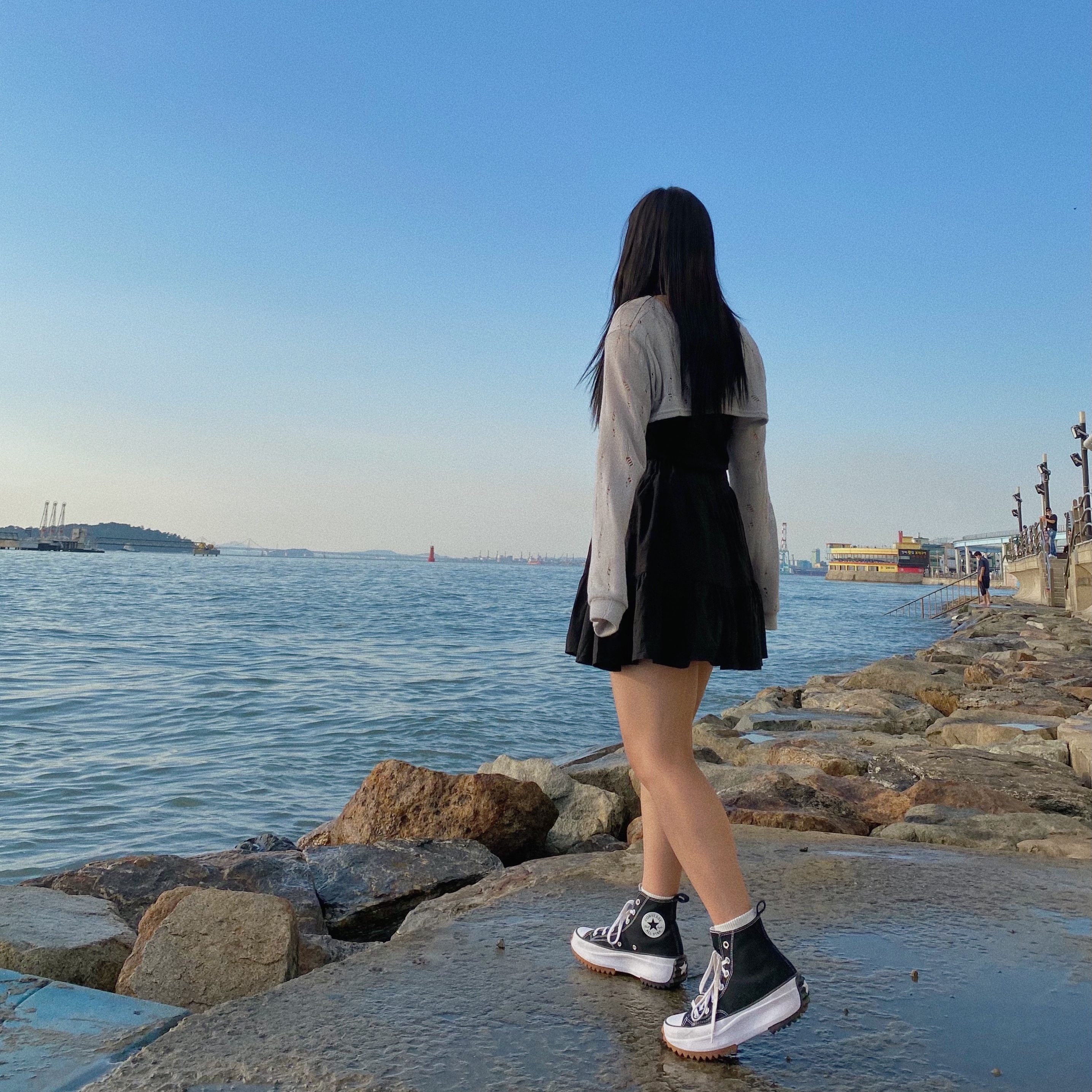 Converse Run Star Hike Hi Black White Gum 착용 스타일 - 2