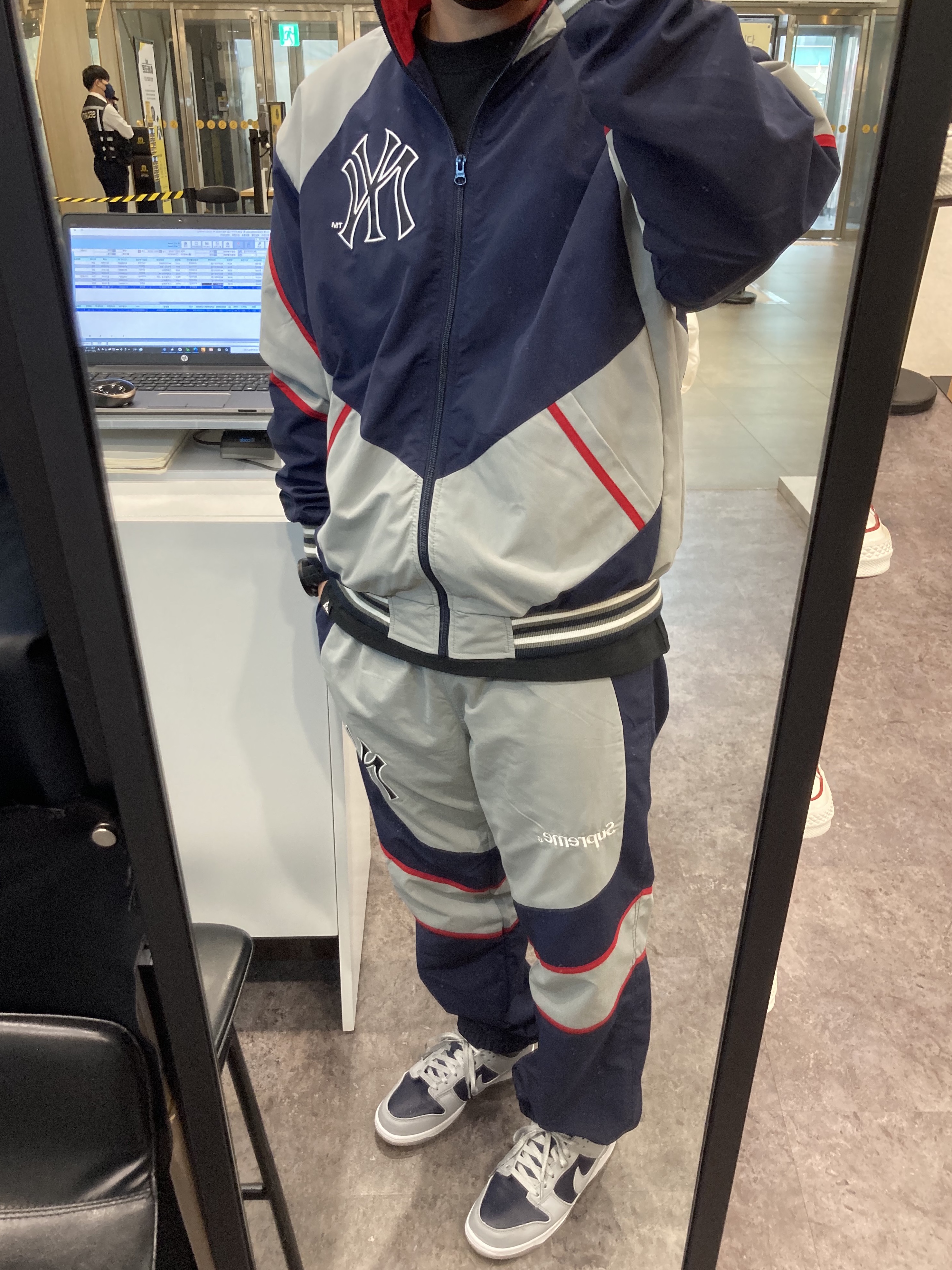 Supreme x New York Yankees Track Jacket Navy - 21FW, Supreme x New York Yankees Track Pants Navy - 21FW 착용 스타일