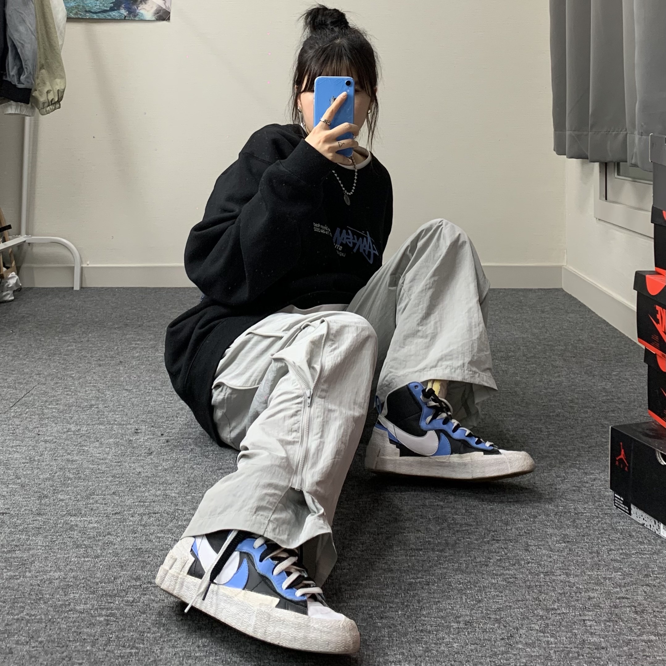 Nike x Sacai Blazer Mid White Black Legend Blue 착용 스타일 - 1