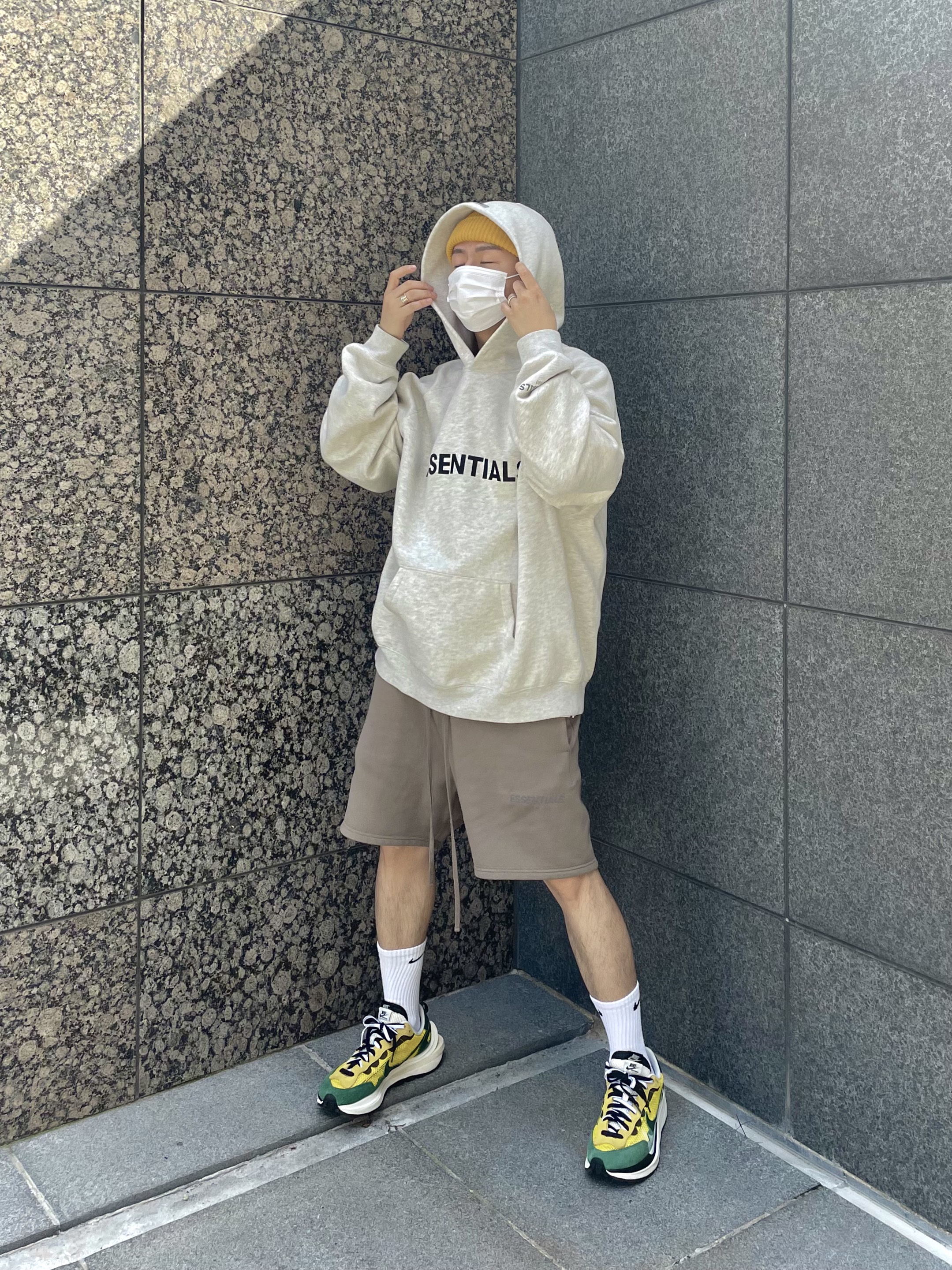 Essentials Pull-Over Hoodie Oatmeal - 21SS, Essentials Sweatshorts Taupe - 21SS 착용 스타일 - 2