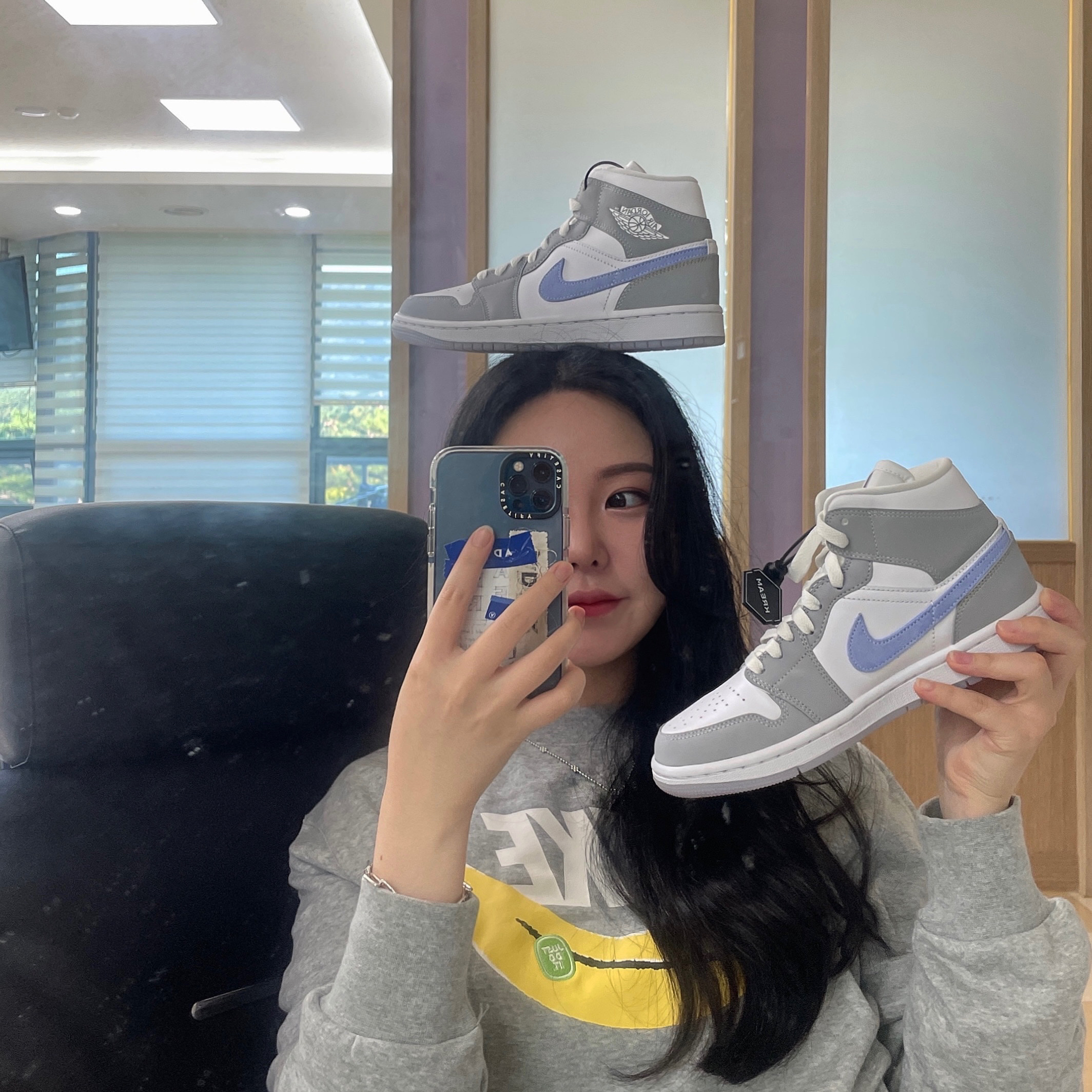 (W) Jordan 1 Mid Wolf Grey, Casetify x Ader Error Sketch Impact iPhone Case 착용 스타일