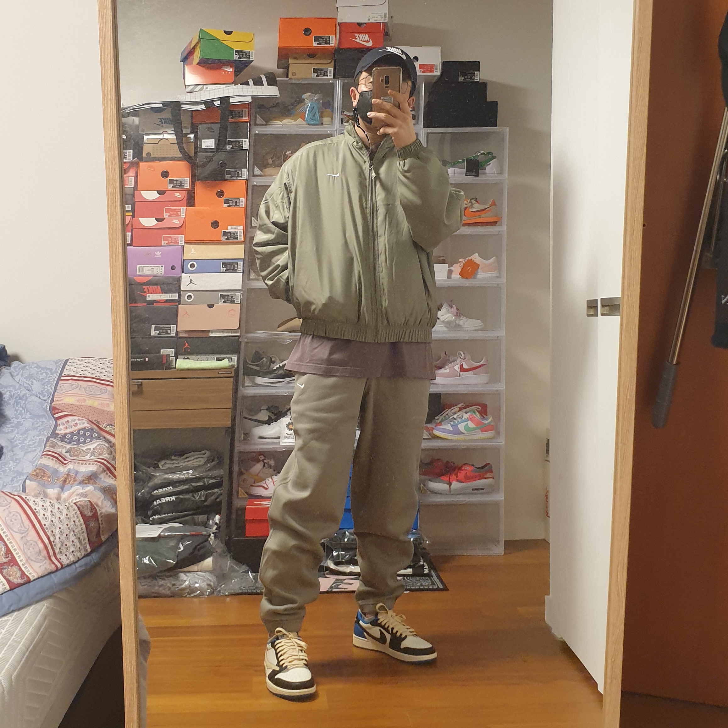 Nike NRG Solo Swoosh Satin Bomber Jacket Light Army - US/EU, Nike NRG Solo Swoosh Fleece Pants Light Army - US/EU 착용 스타일 - 4