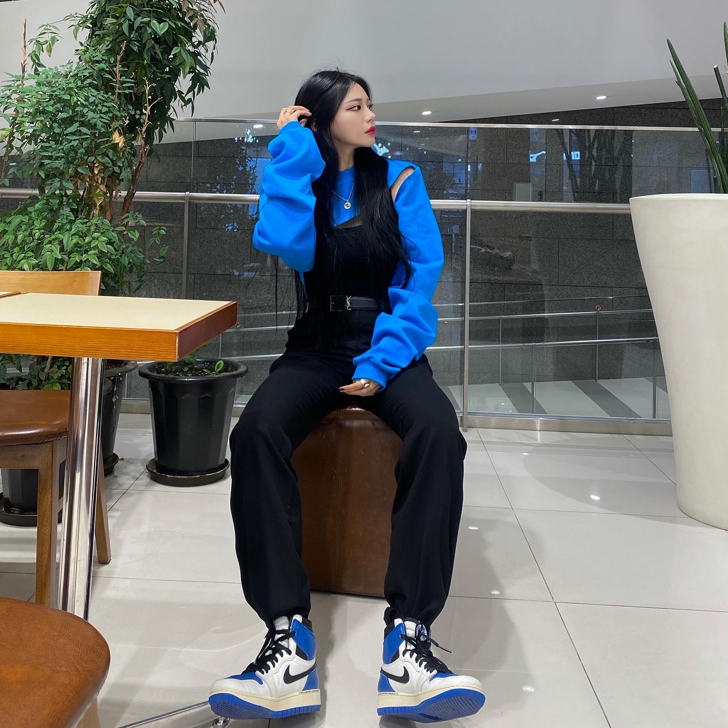 Jordan 1 x Travis Scott x Fragment Retro High OG SP Military Blue 착용 스타일 - 2
