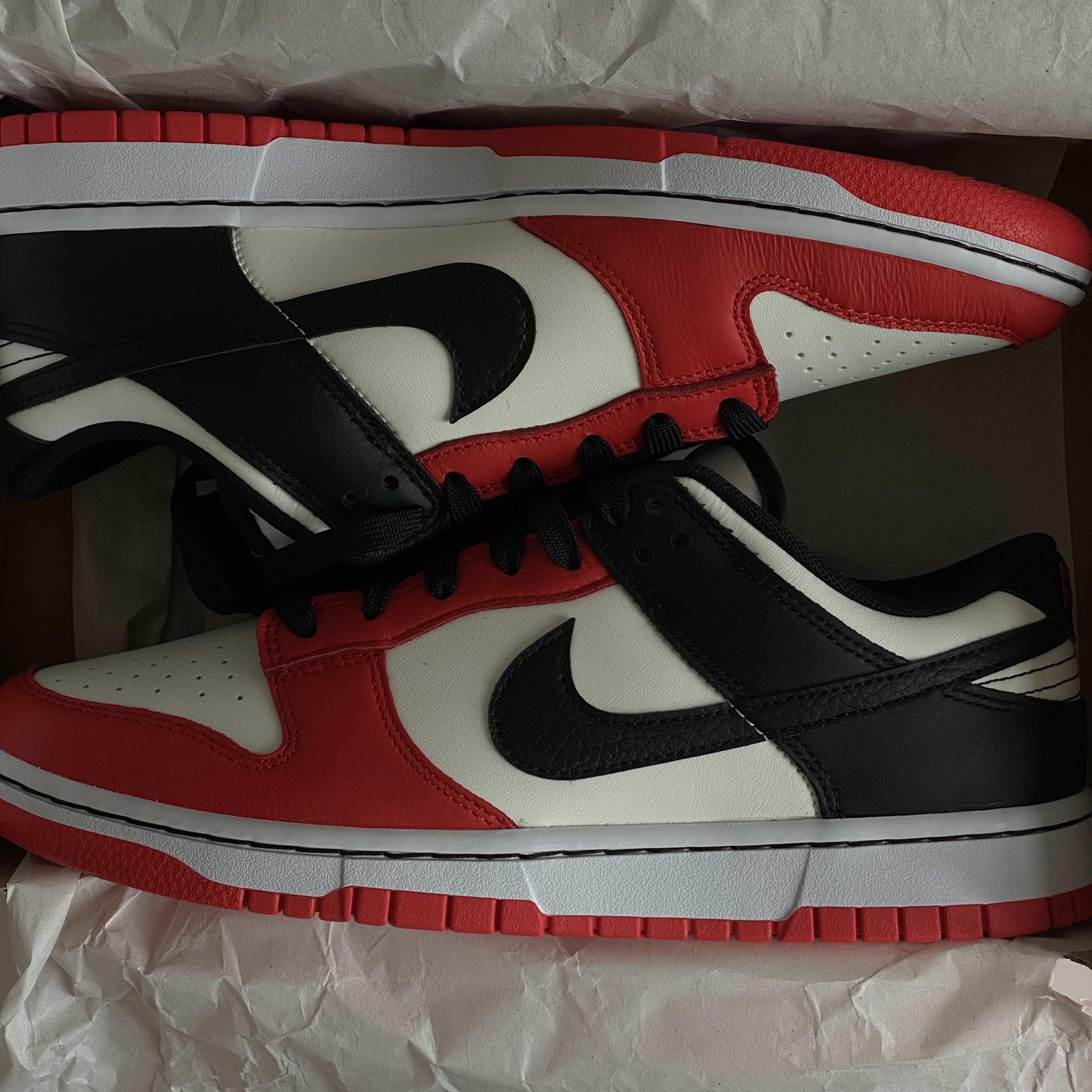 Nike x NBA Dunk Low Retro EMB Black and Chile Red 착용 스타일 - 3