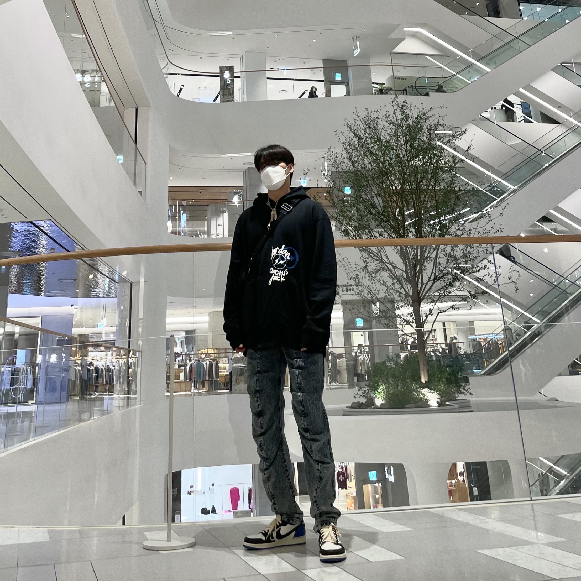 Jordan 1 x Travis Scott x Fragment Retro Low OG SP Military Blue, Jordan x Travis Scott x Fragment Hoodie Black (DJ0615-010) 착용 스타일