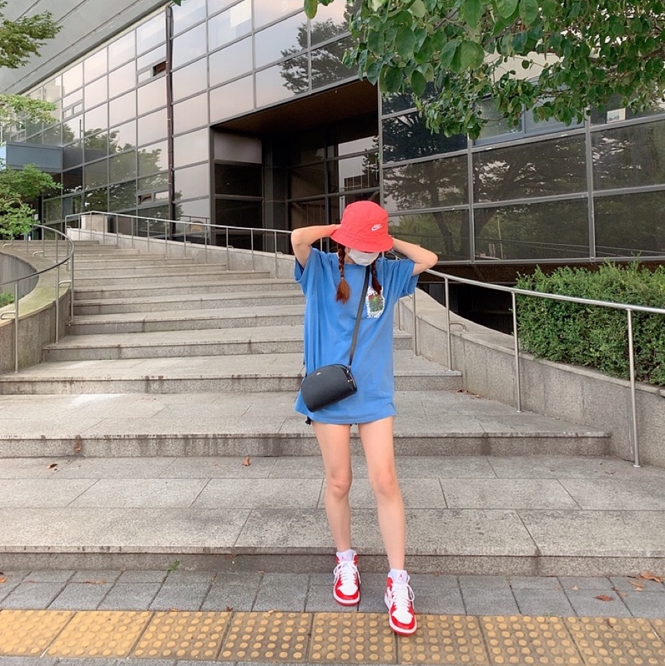 (W) Jordan 1 Mid Habanero Red, Nike Futura Washed Bucket Hat Magic Ember 착용 스타일