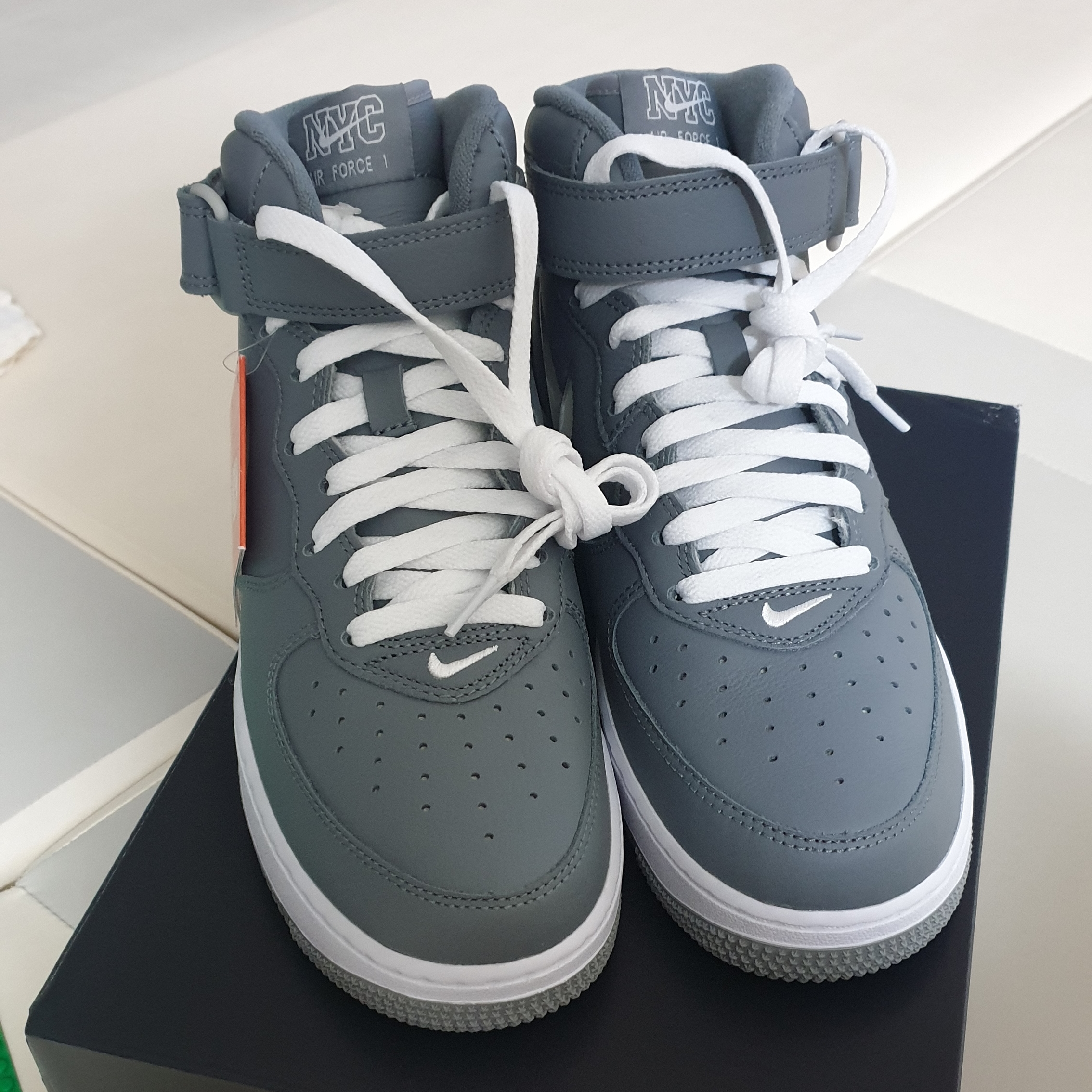 Nike Air Force 1 Mid QS NYC Cool Grey 착용 스타일 - 1