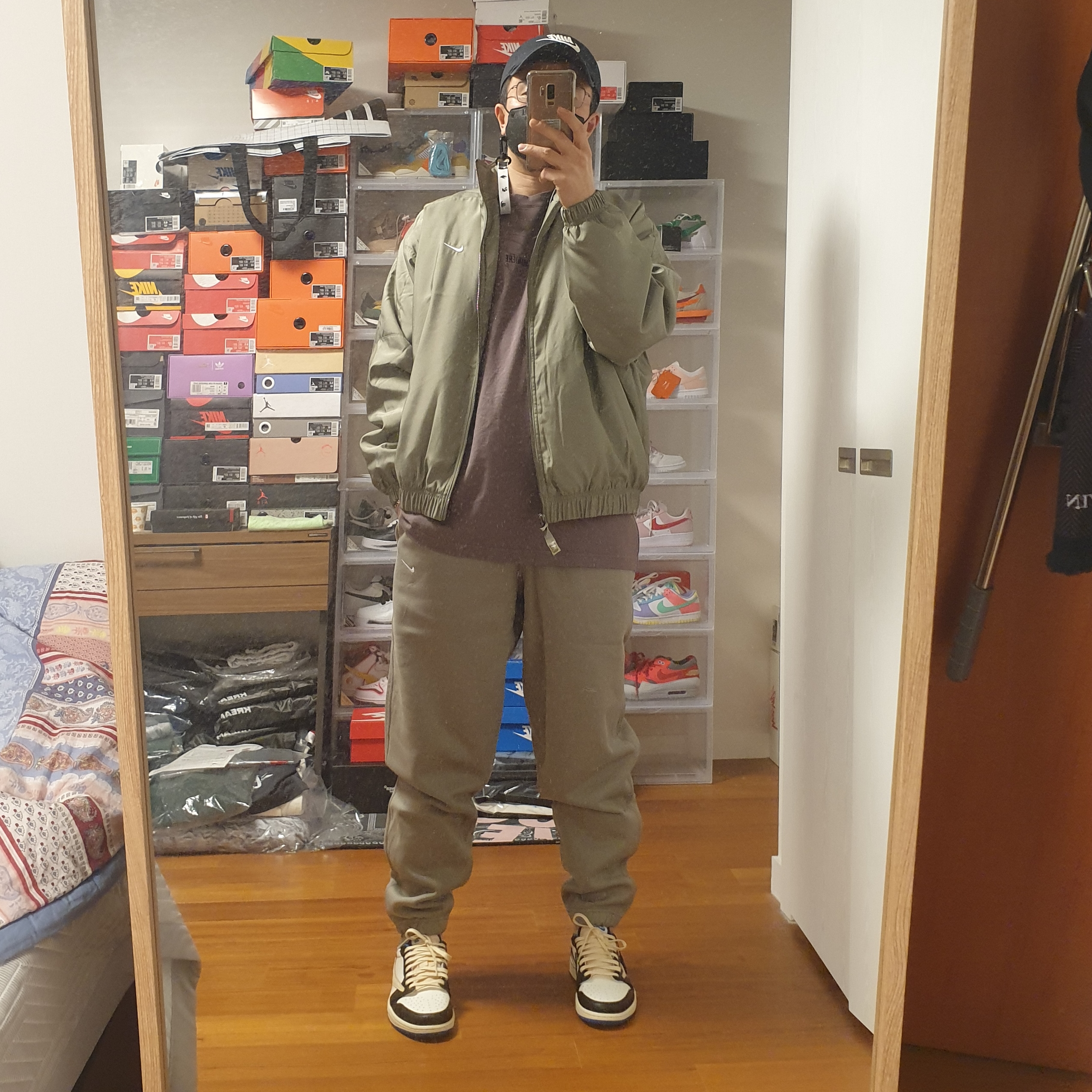 Nike NRG Solo Swoosh Satin Bomber Jacket Light Army - US/EU, Nike NRG Solo Swoosh Fleece Pants Light Army - US/EU 착용 스타일 - 2