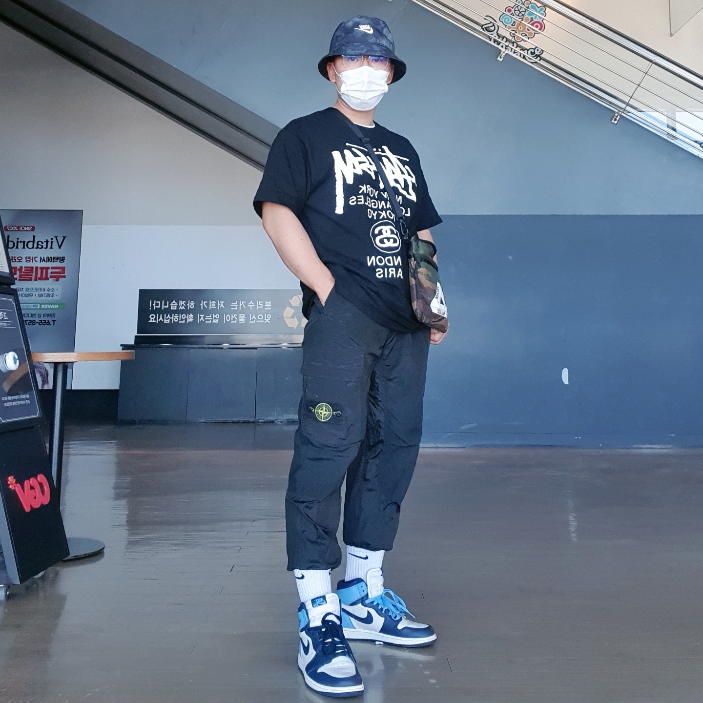 Jordan 1 Retro High Obsidian UNC, Stussy World Tour T-Shirt Black 착용 스타일