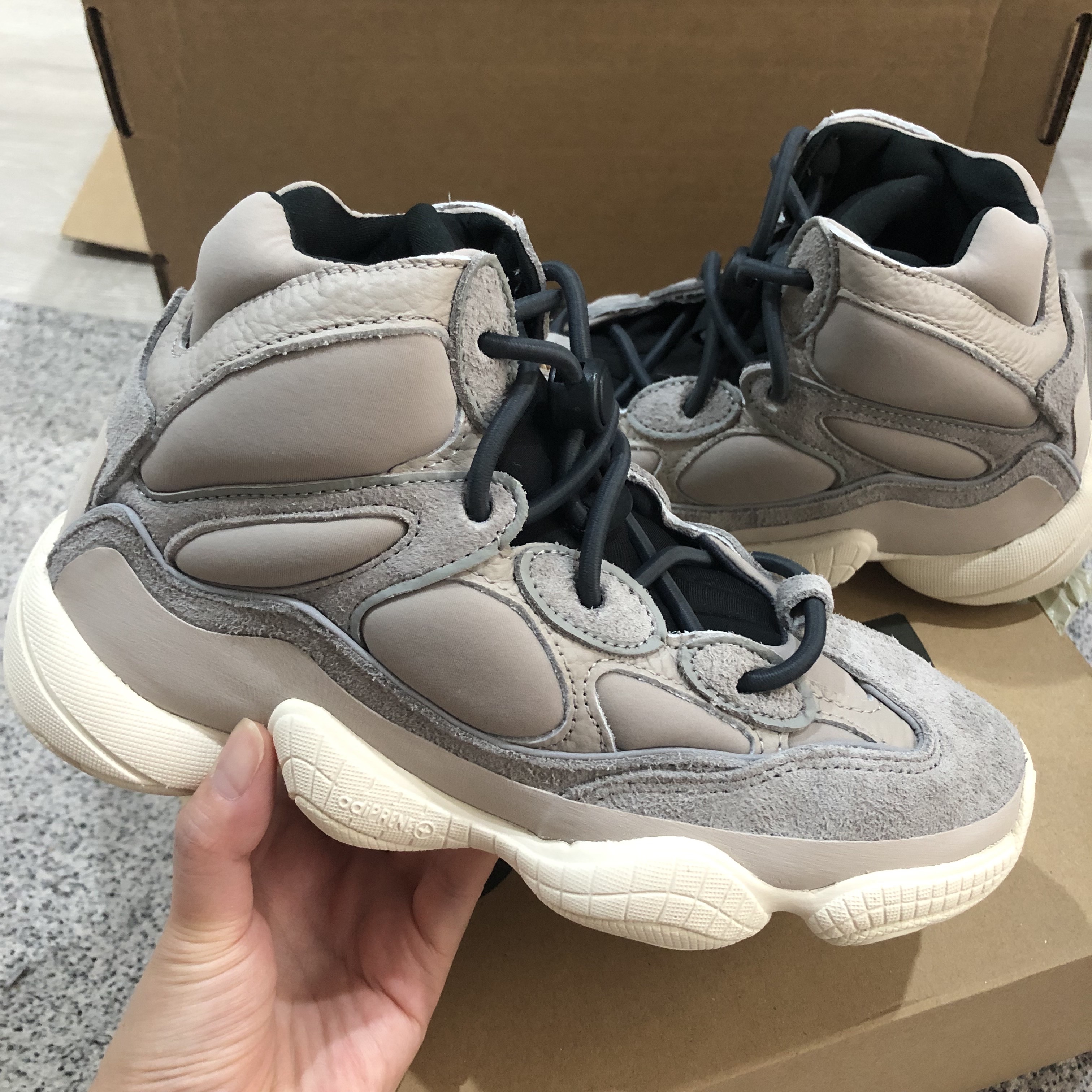 Adidas Yeezy 500 High Mist Stone 착용 스타일 - 1