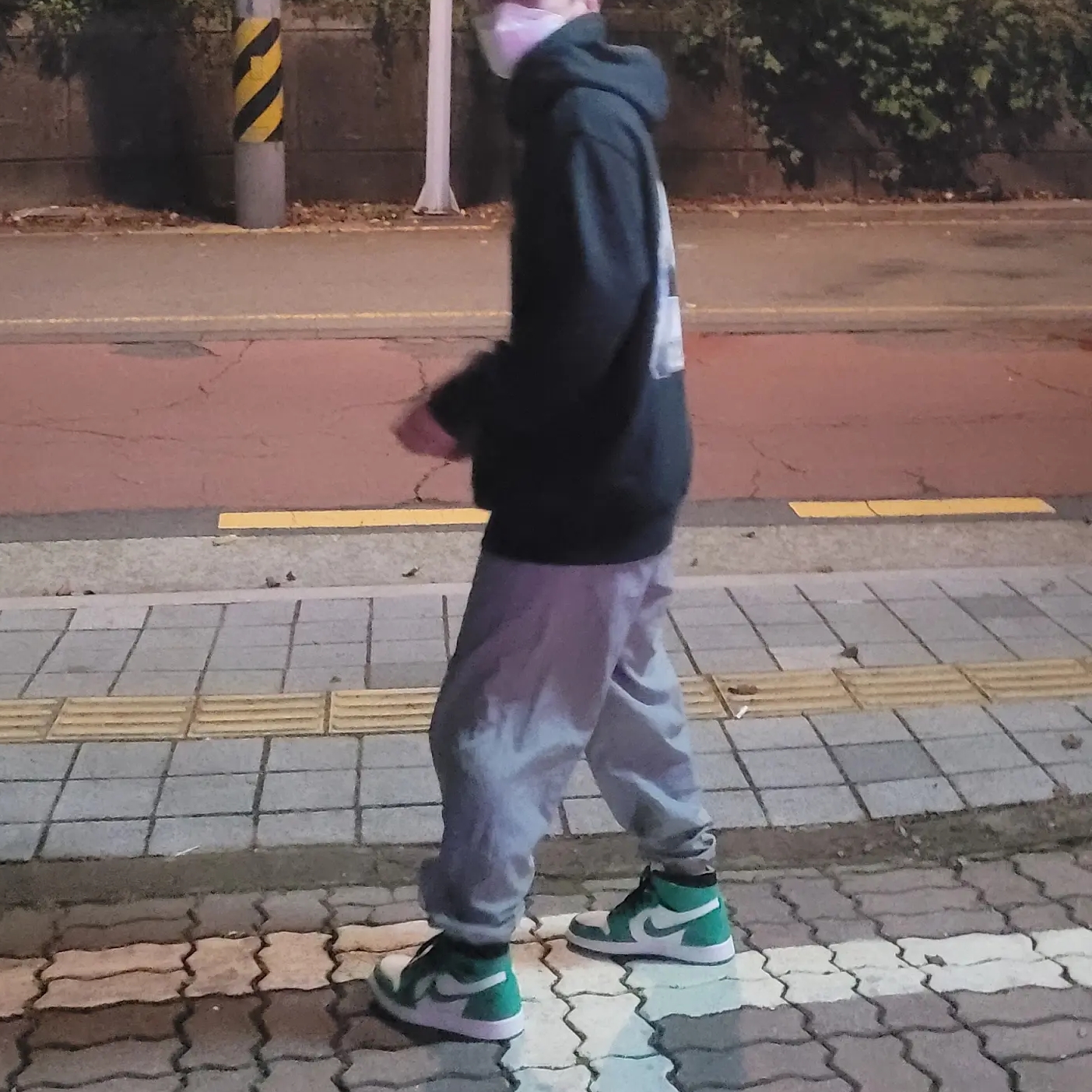 Palace Tri-Chrome Hood Black - 21SS, Jordan 1 Zoom Air CMFT Stadium Green 착용 스타일