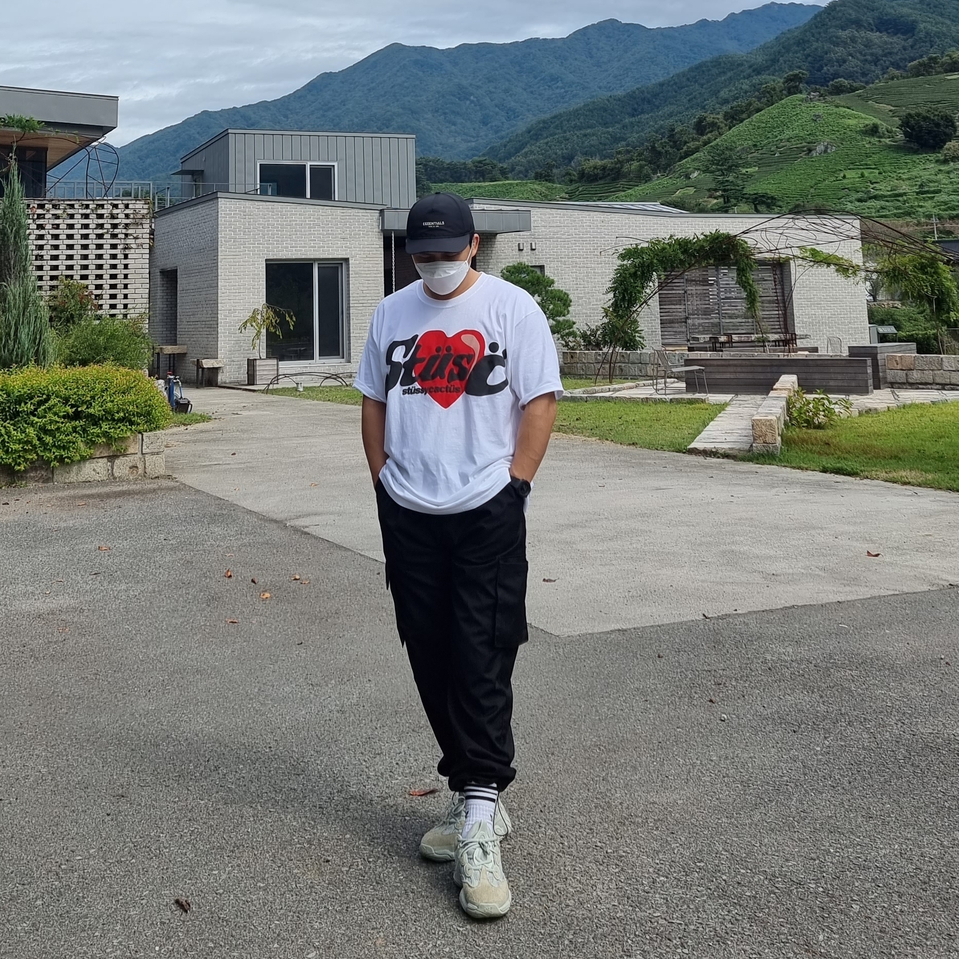 Adidas Yeezy 500 Salt, Stussy x Cactus Plant Flea Market Heart T-Shirt 착용 스타일