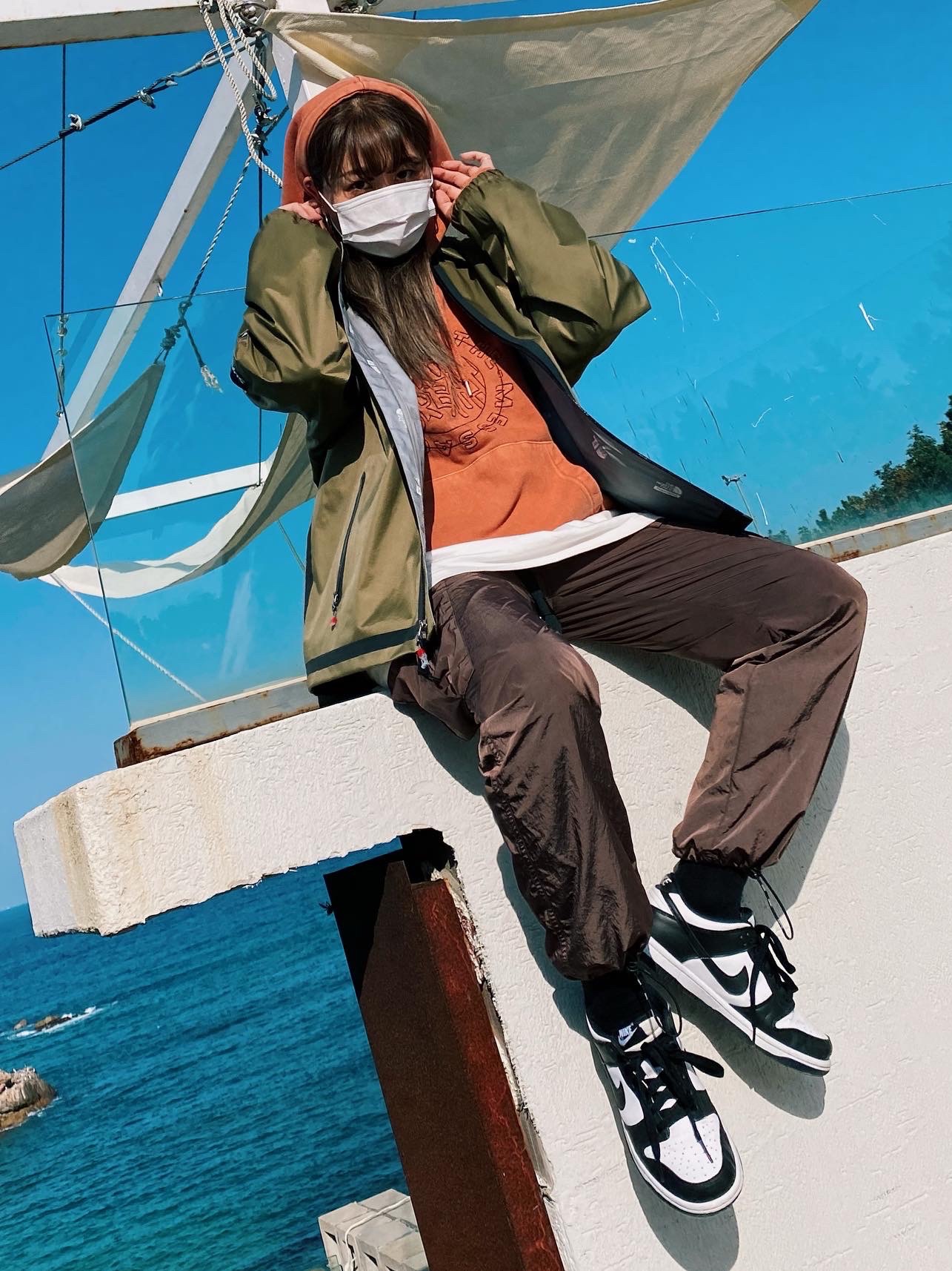 (W) Nike Dunk Low Black, Supreme x The North Face Summit Series Outer Tape Seam Coaches Jacket Olive - 21SS 착용 스타일 - 1