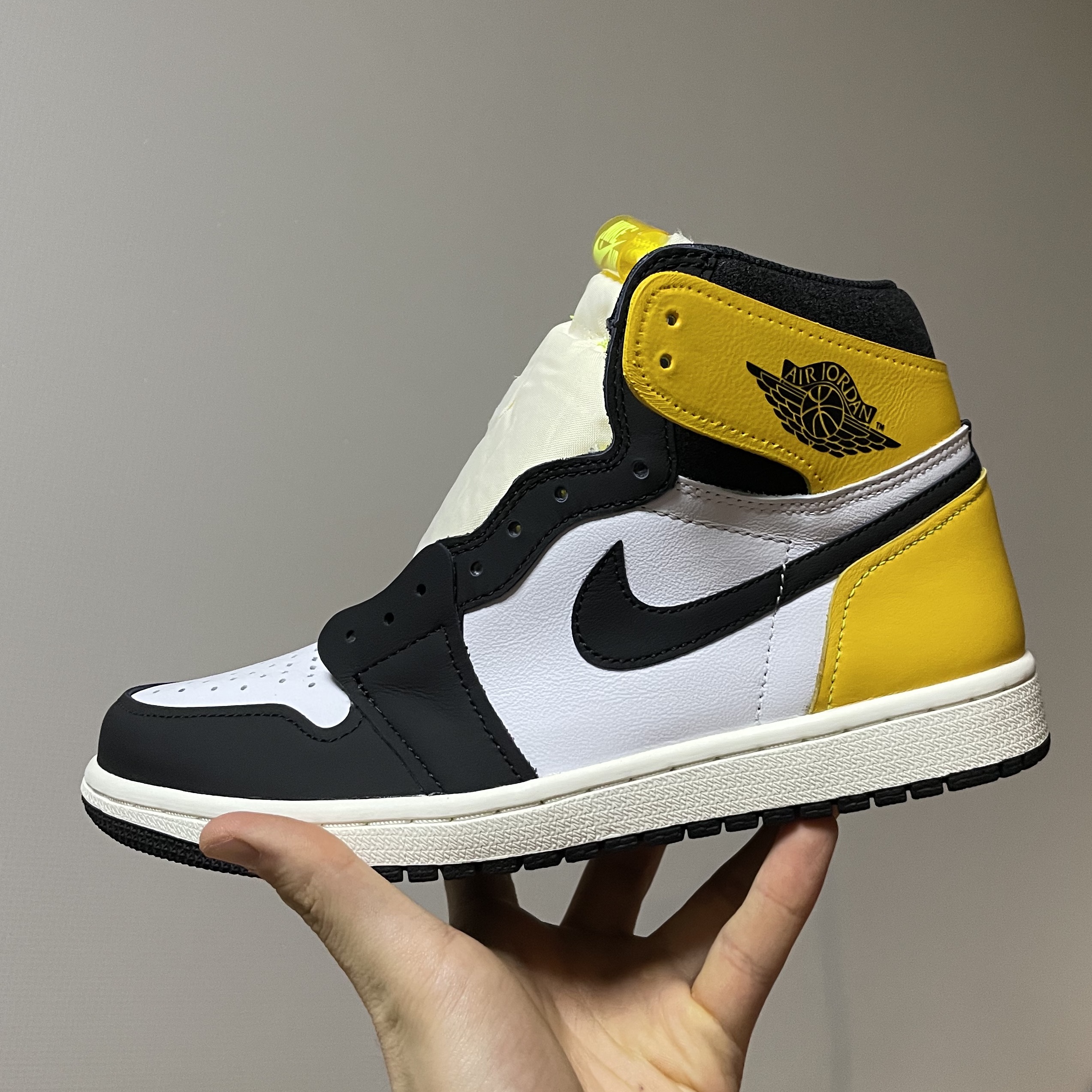 Jordan 1 Retro High OG Light Fusion Red, Jordan 1 Retro High OG Volt Gold 착용 스타일 - 3