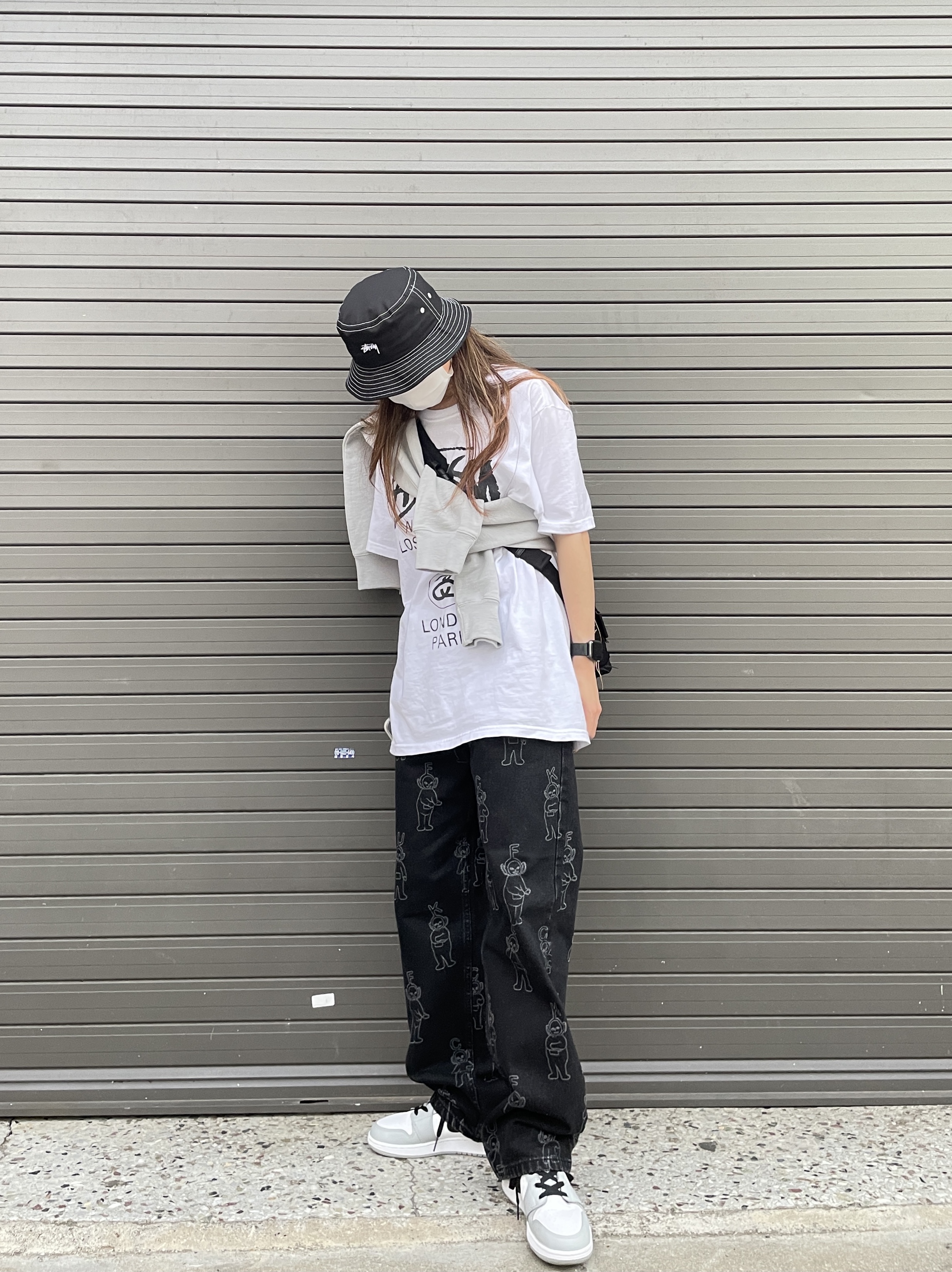 Stussy x Our Legacy Recycled Twill Bucket Black, Stussy World Tour T-Shirt White 착용 스타일 - 3
