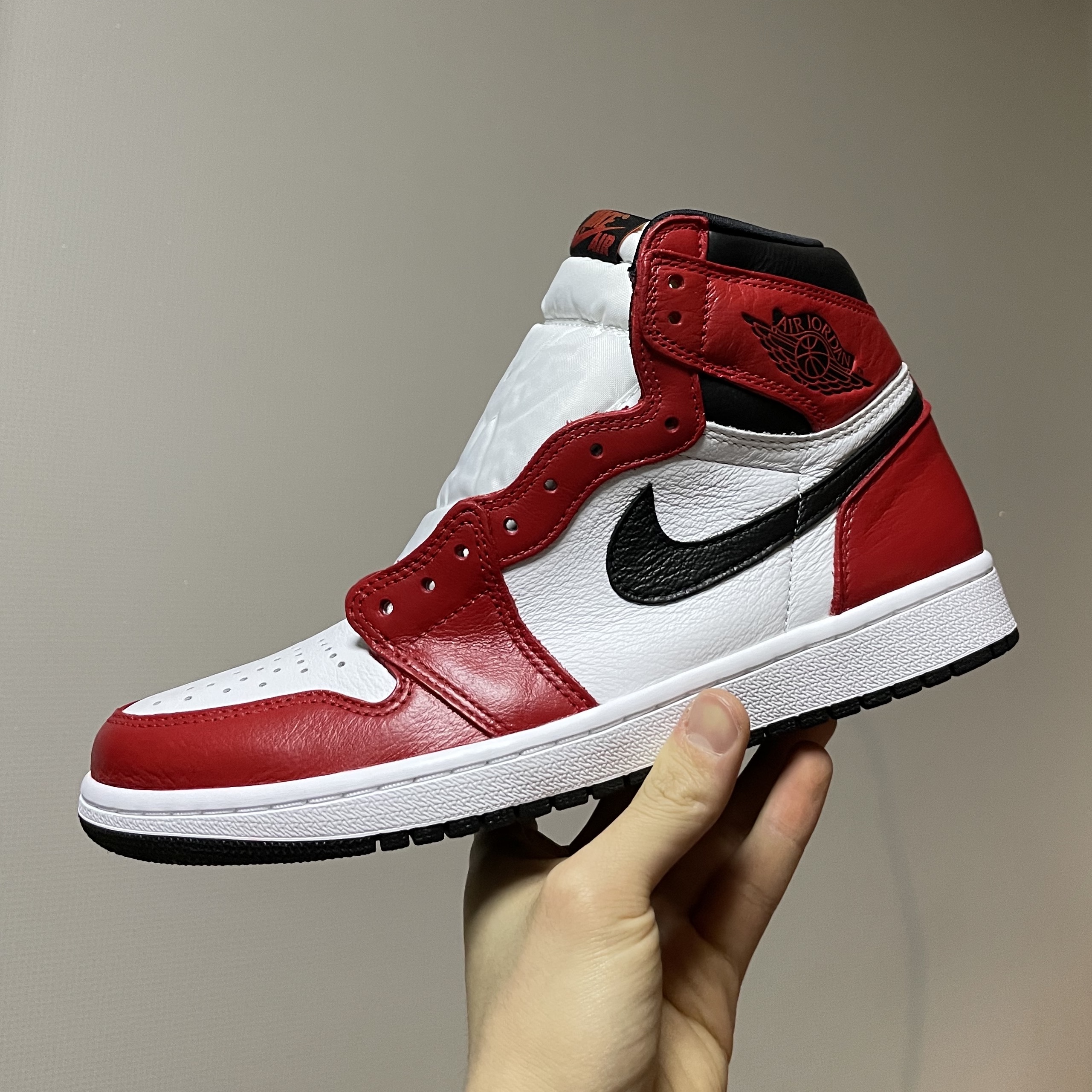 Jordan 1 Retro High OG Light Fusion Red, Jordan 1 Retro High OG Volt Gold 착용 스타일 - 2