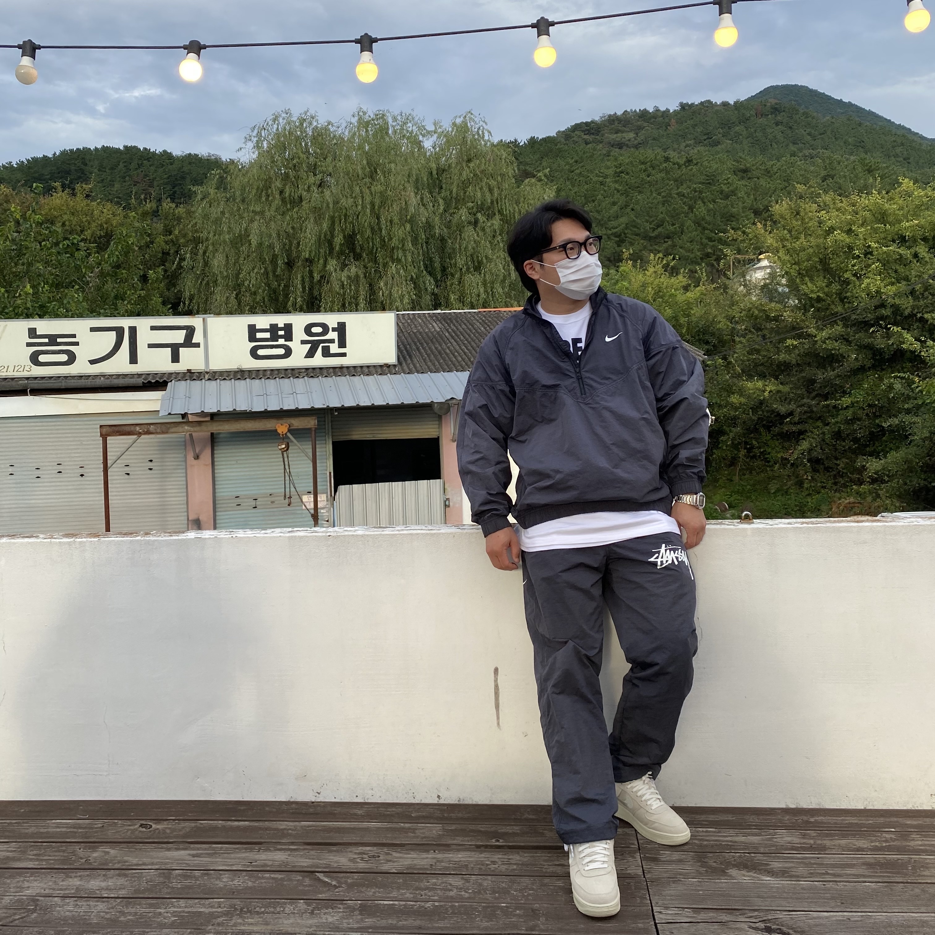 Nike x Stussy Windrunner Jacket Off Noir, Nike x Stussy Beach Pants Off Noir 착용 스타일