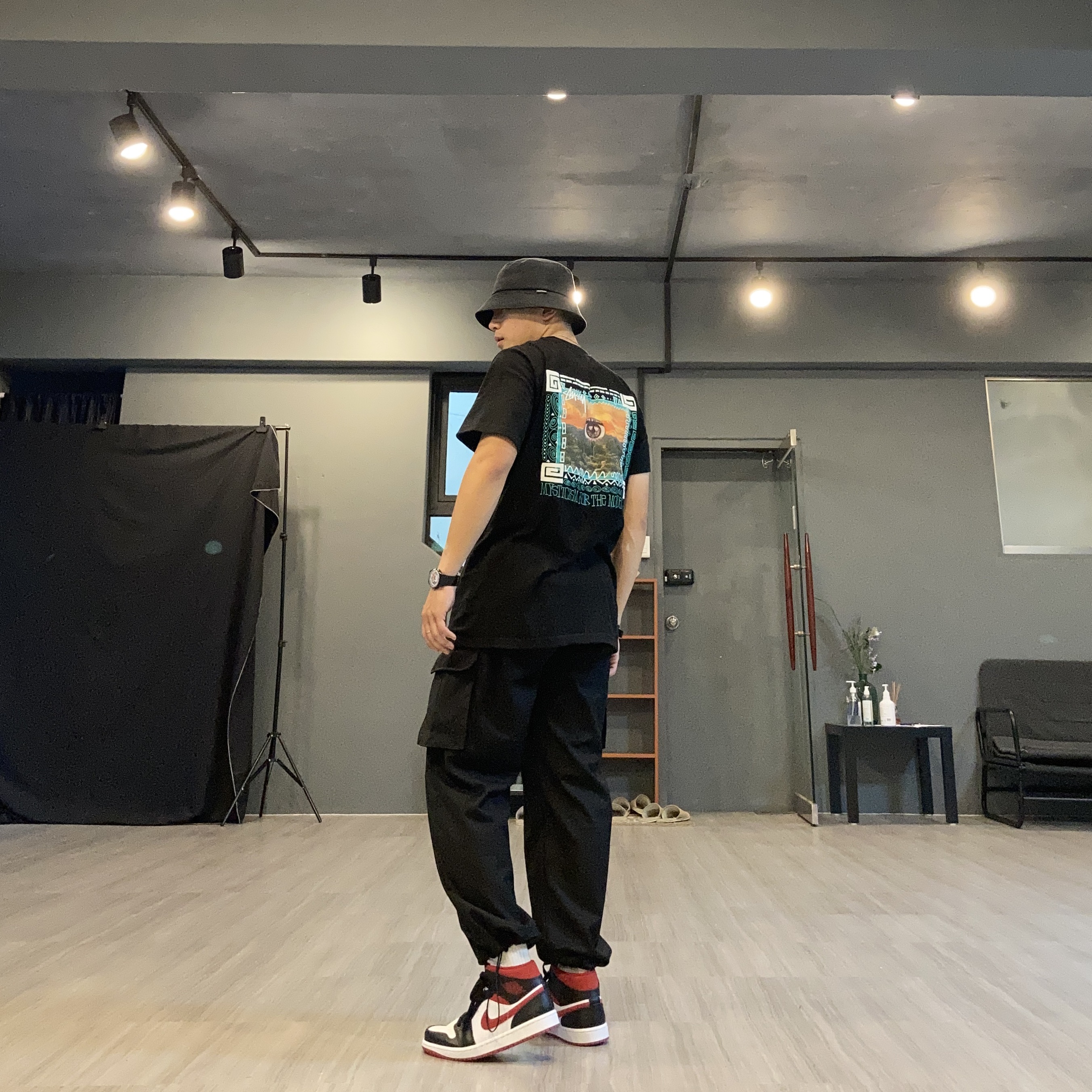Jordan 1 Mid Gym Red Black White, Stussy Mojave T-Shirt Black 착용 스타일