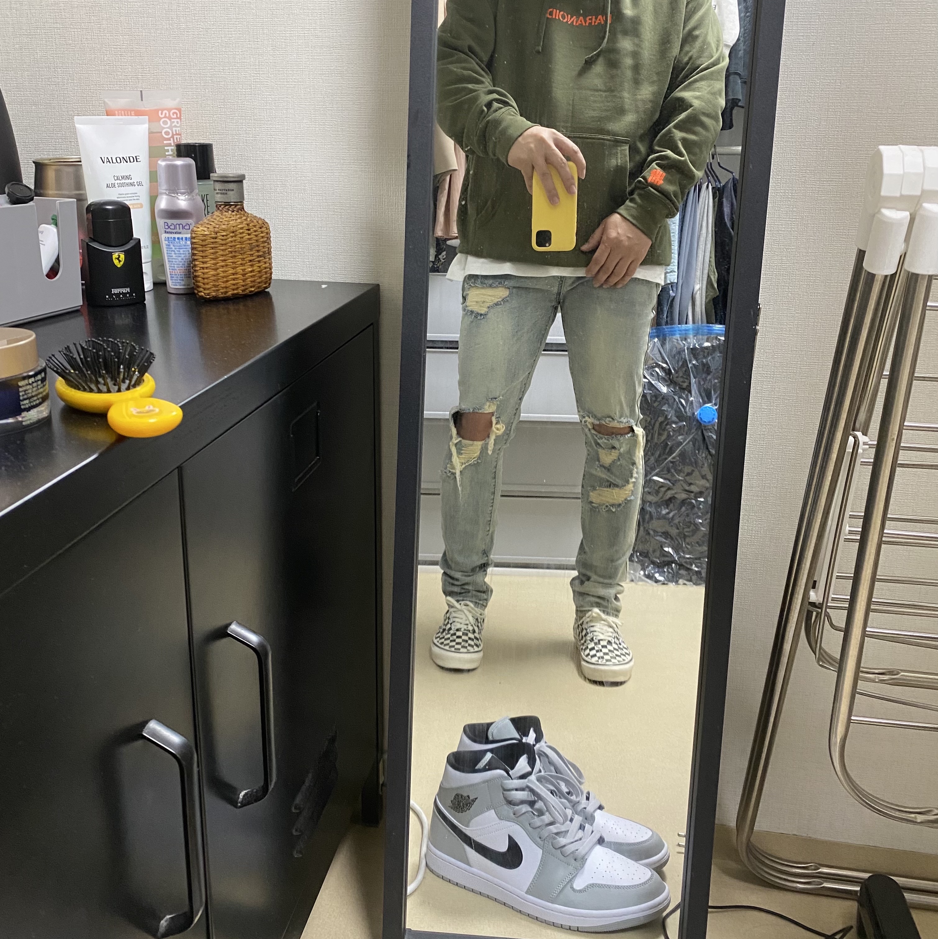 Jordan 1 Mid Light Smoke Grey, Vans Vault OG Era LX Checkerboard Canvas 착용 스타일 - 1