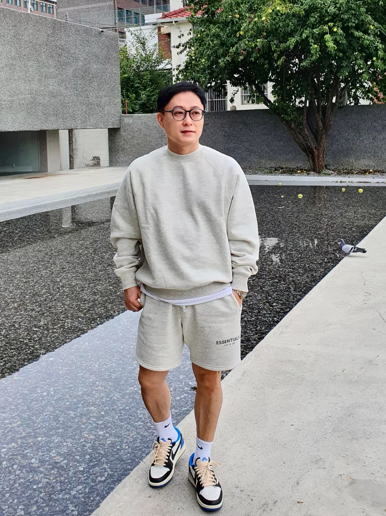 Essentials Pull-Over Crewneck Sweatshirt Oatmeal - 21SS, Essentials Sweatshorts Oatmeal - 21SS 착용 스타일 - 1