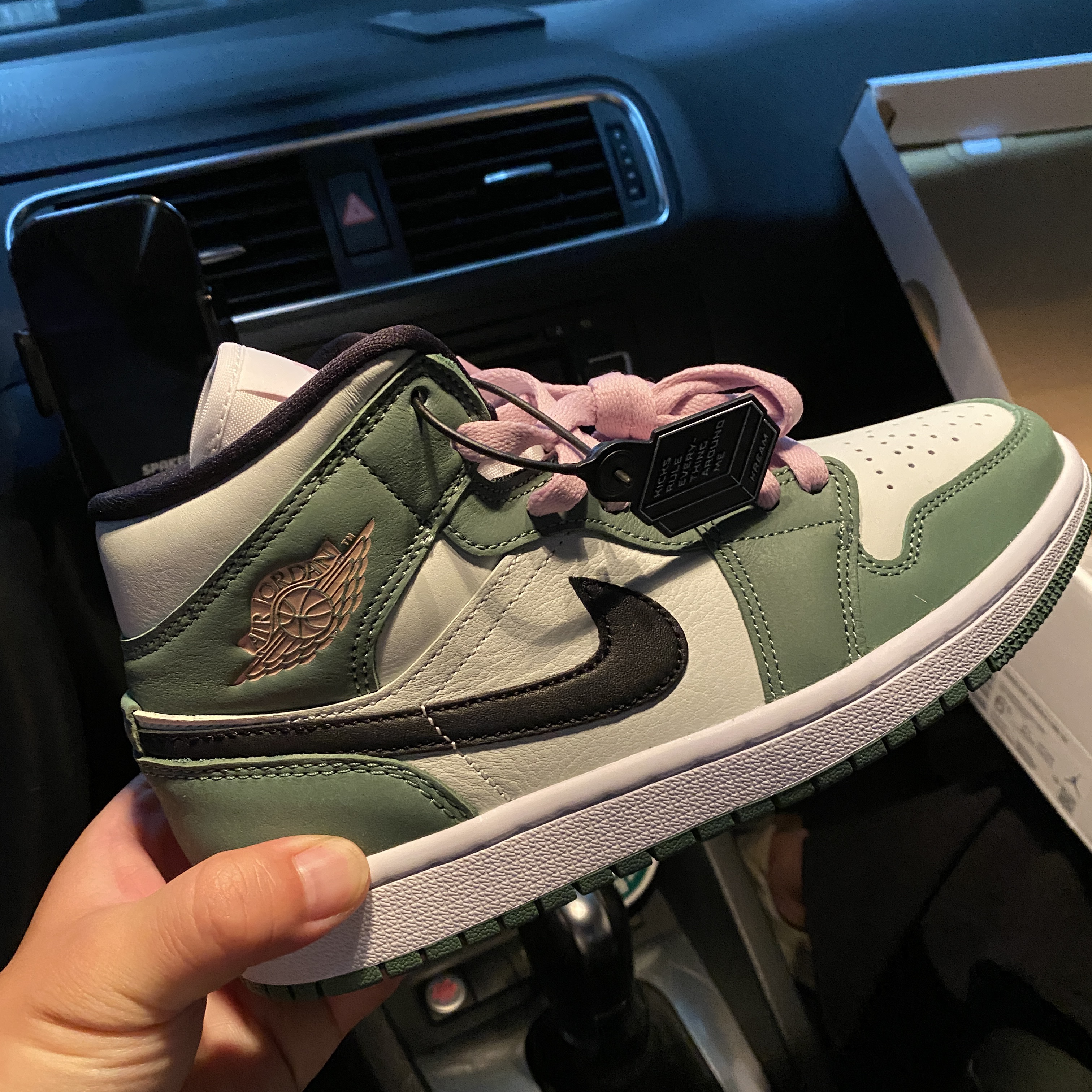 (W) Jordan 1 Mid SE Dutch Green 착용 스타일 - 2